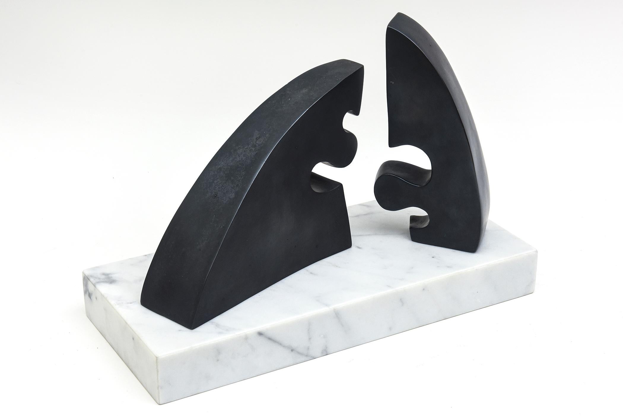 Questa scultura vintage firmata in bronzo scuro, affascinante e astratta, presenta molte variazioni di forme da diverse angolazioni. Ha un aspetto e un'atmosfera molto Jean Arpesque. Questo scultore deve aver amato il lavoro di Jean Arp.  È quasi
