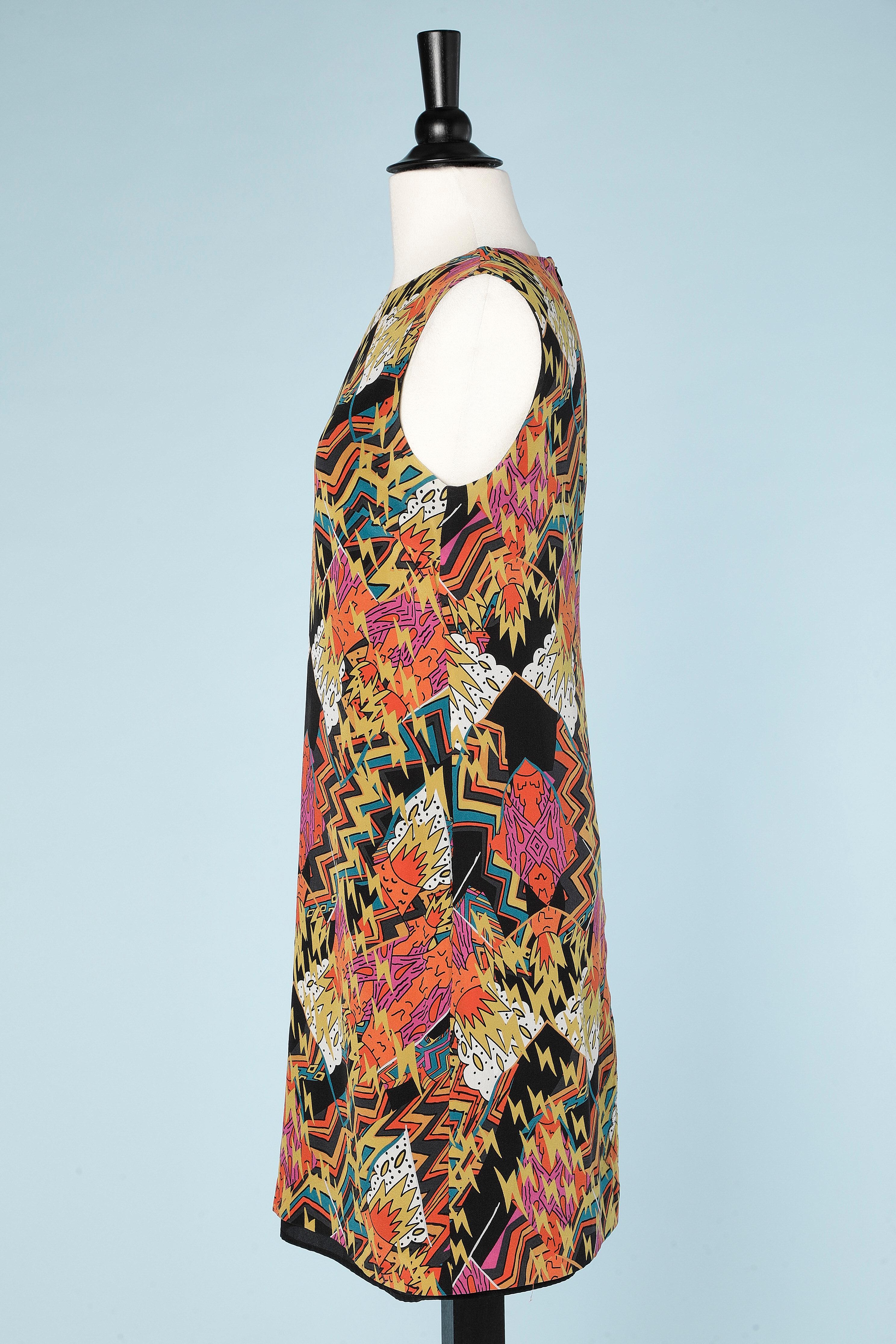 Abstrakt  ärmelloses bedrucktes Kleid aus Seide.
GRÖSSE 40 (M) 