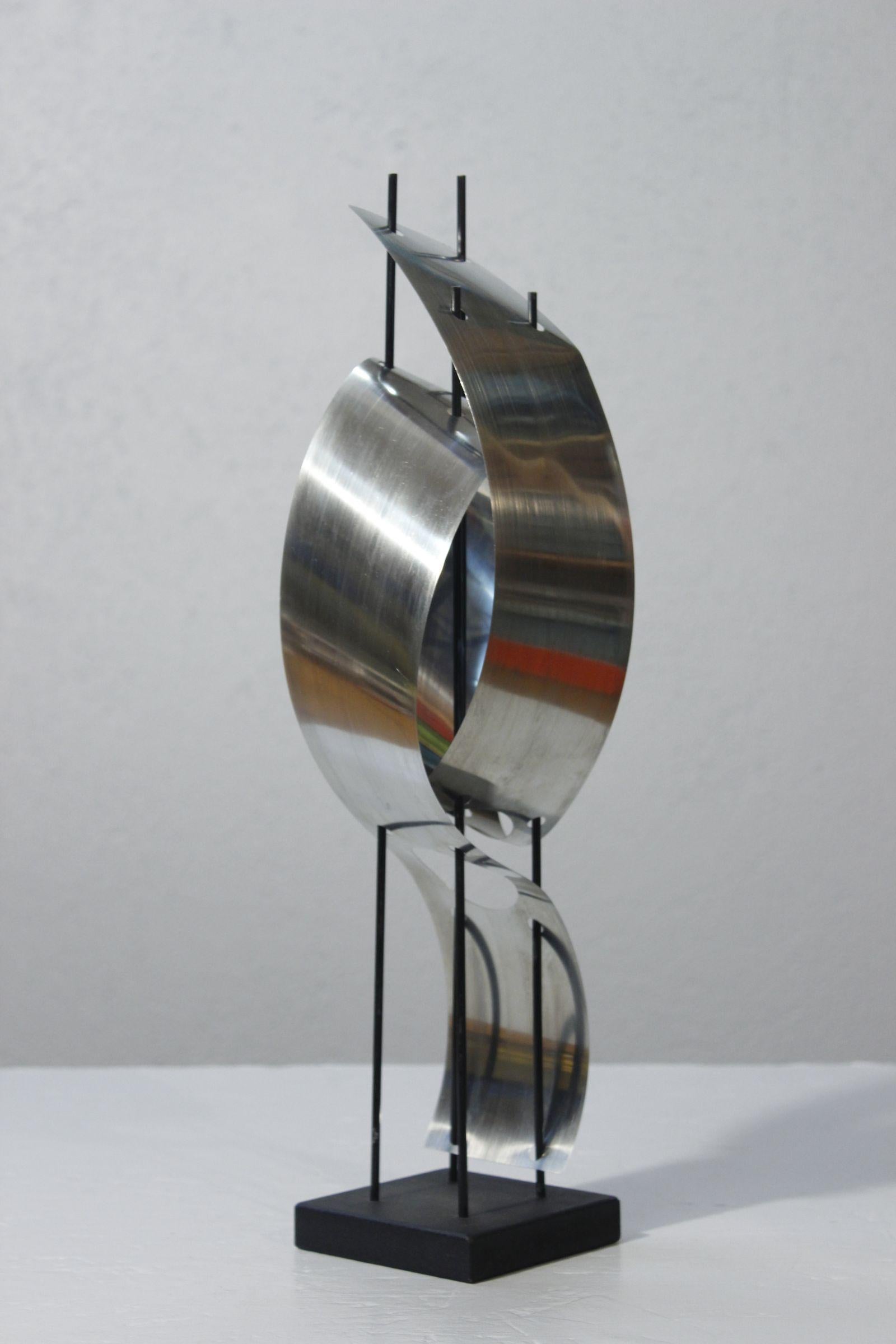 Abstract space Age sculpture in sheet metal on wooden base, France 1970s In Good Condition For Sale In STRASBOURG, FR
