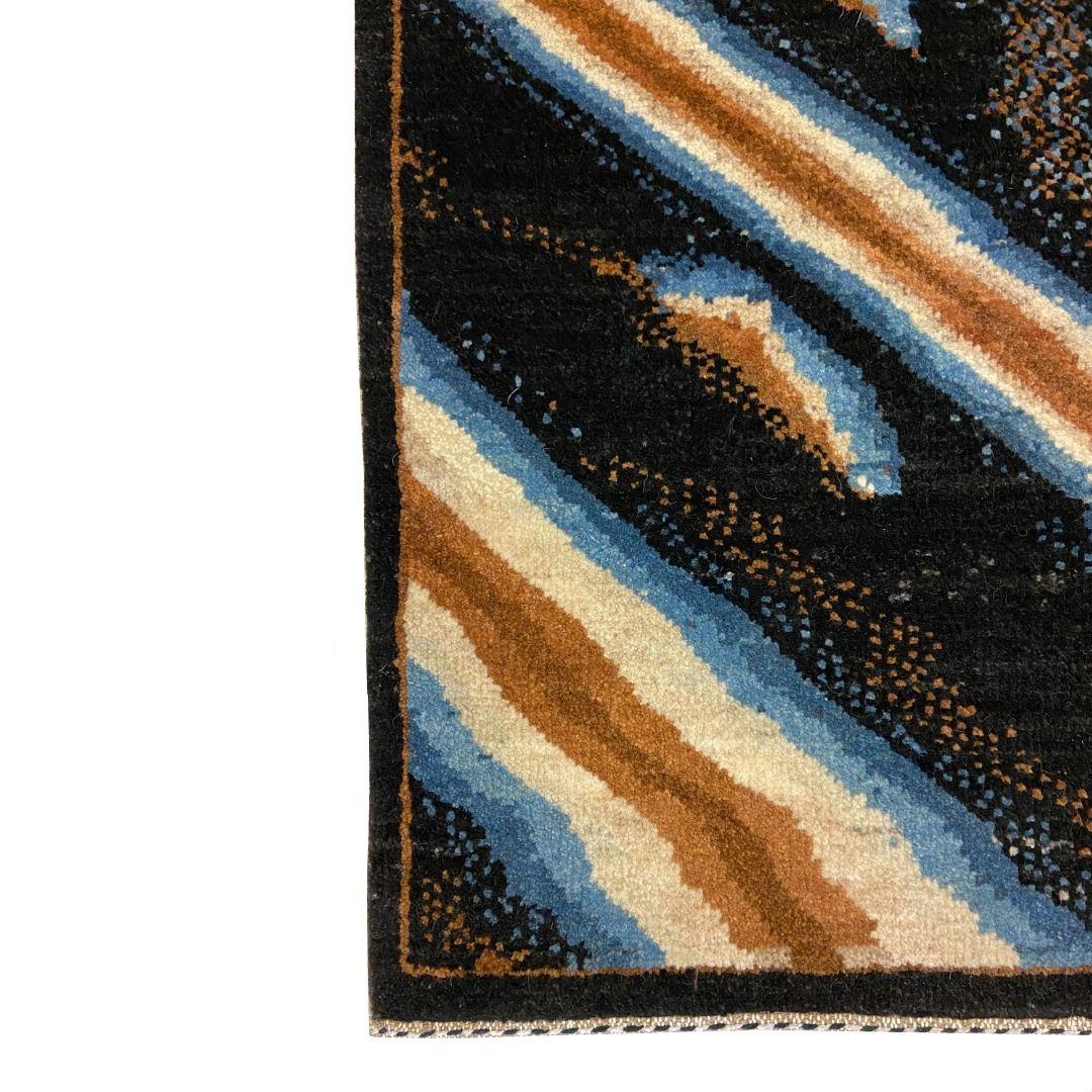 Dieser vom Weltraum inspirierte abstrakte Perserteppich aus blauer, brauner und schwarzer Wolle in der Größe von ca. 2' x 3' gehört zur Orley Shabahang Galaxy Serie. Bewundern Sie die meisterhafte Komposition des Künstlers und die geschickte