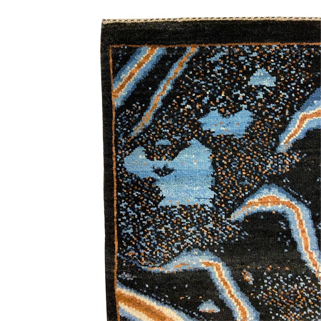 Abstrakter, vom Space inspirierter Perserteppich aus blauer, brauner und schwarzer Wolle, 2' x 3' (Art nouveau) im Angebot
