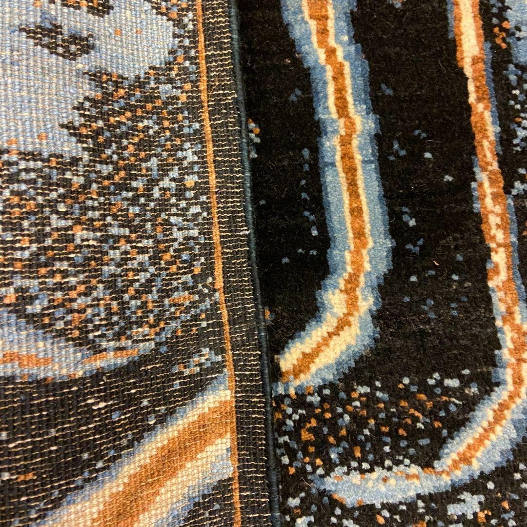 Abstrakter, vom Space inspirierter Perserteppich aus blauer, brauner und schwarzer Wolle, 2' x 3' im Zustand „Neu“ im Angebot in New York, NY
