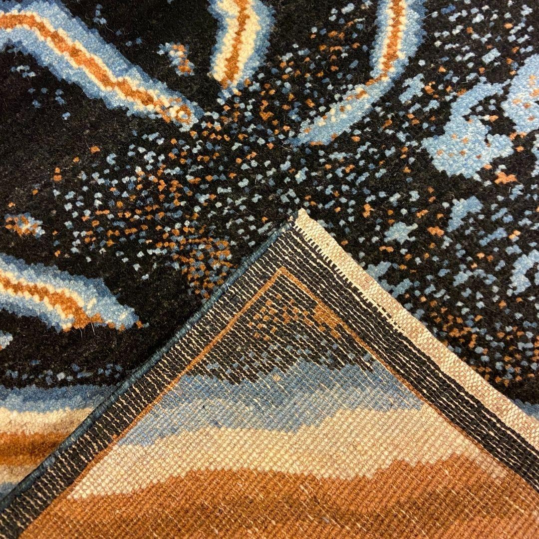 Abstrakter, vom Space inspirierter Perserteppich aus blauer, brauner und schwarzer Wolle, 2' x 3' (21. Jahrhundert und zeitgenössisch) im Angebot