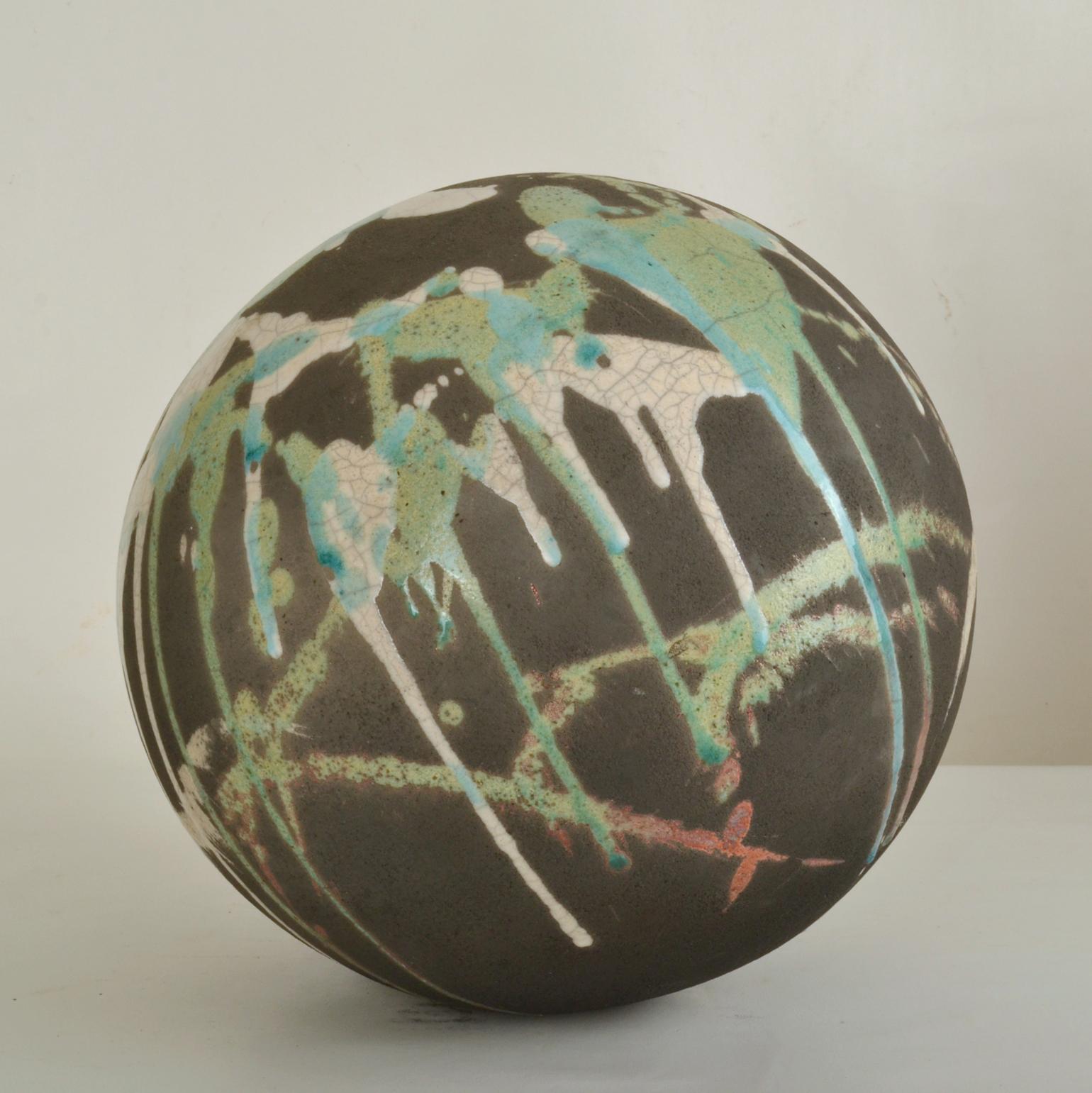 Abstrakte kugelförmige Keramik-Skulptur  (Handgefertigt) im Angebot