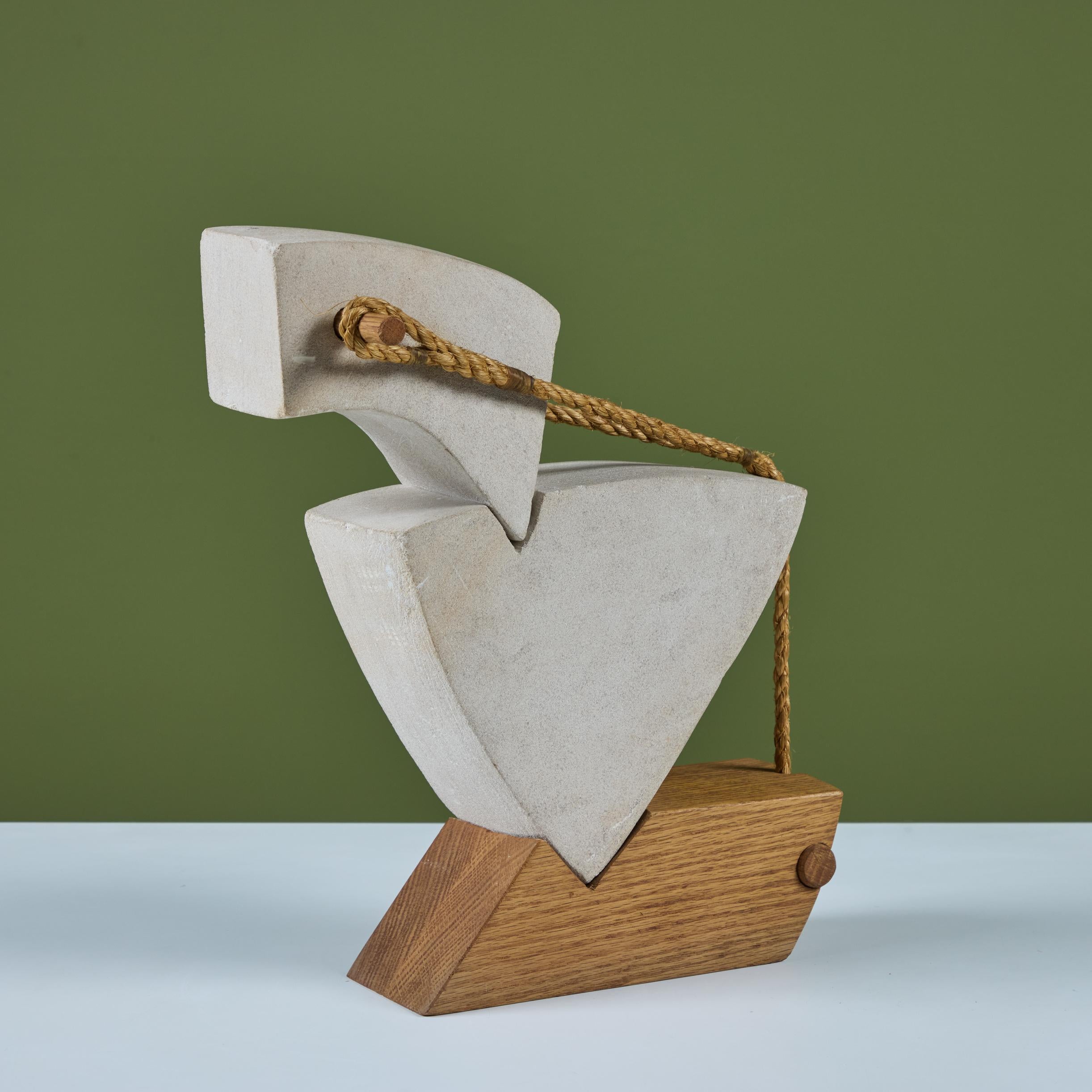 Pietra Scultura astratta di cavallo in pietra in vendita