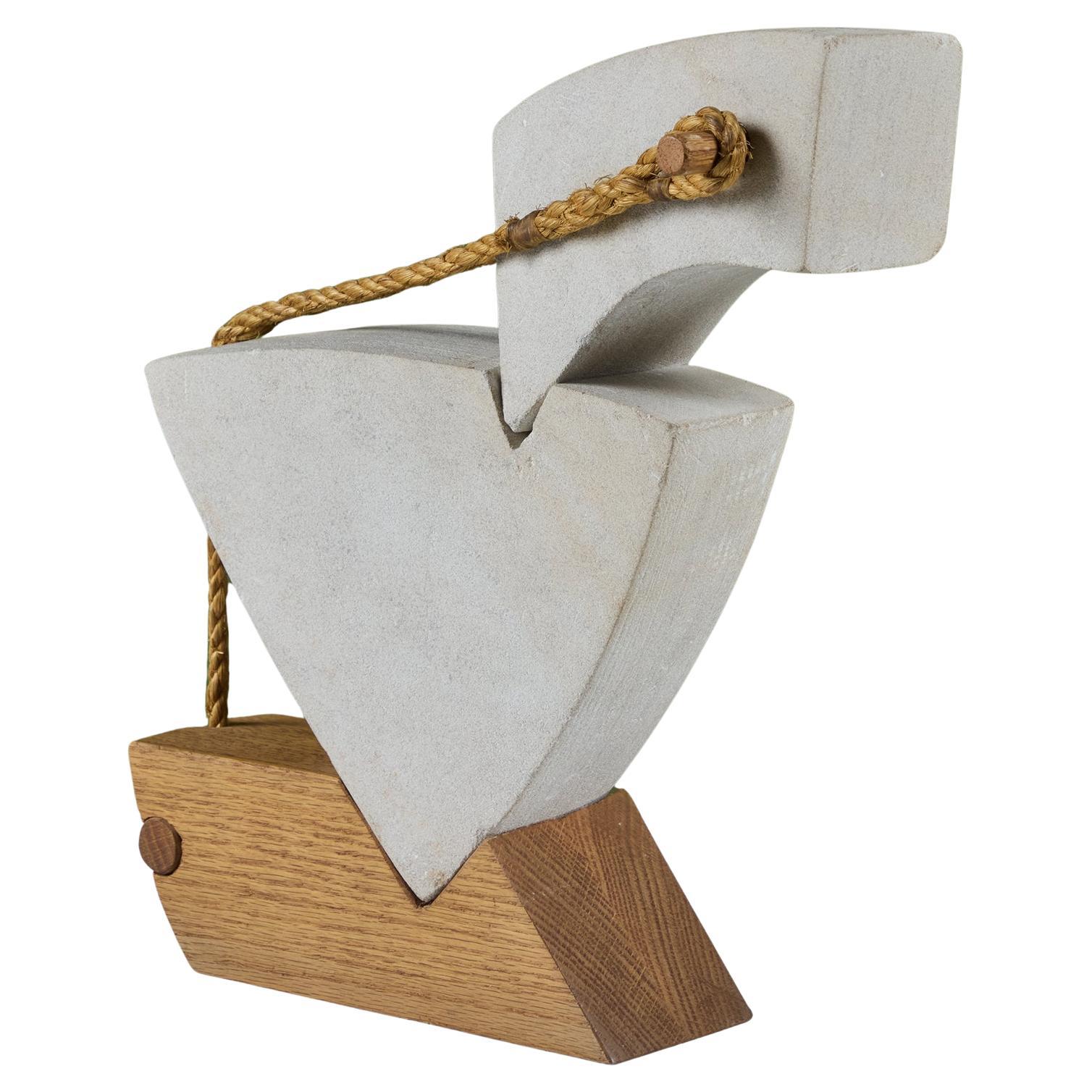 Escultura abstracta de caballo en piedra