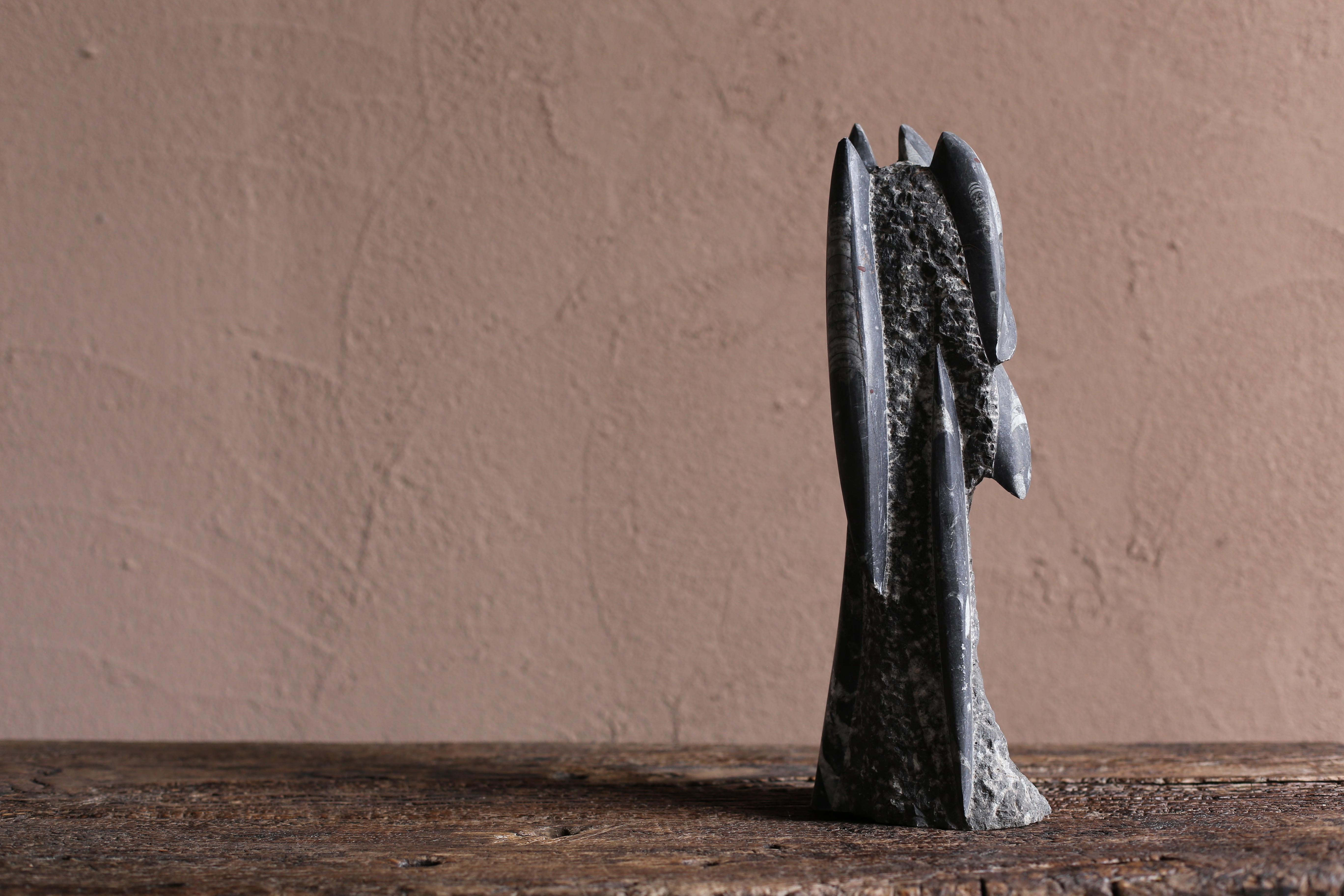 Mid-Century moderno Scultura astratta in pietra di un artista sconosciuto proveniente dal Giappone in vendita