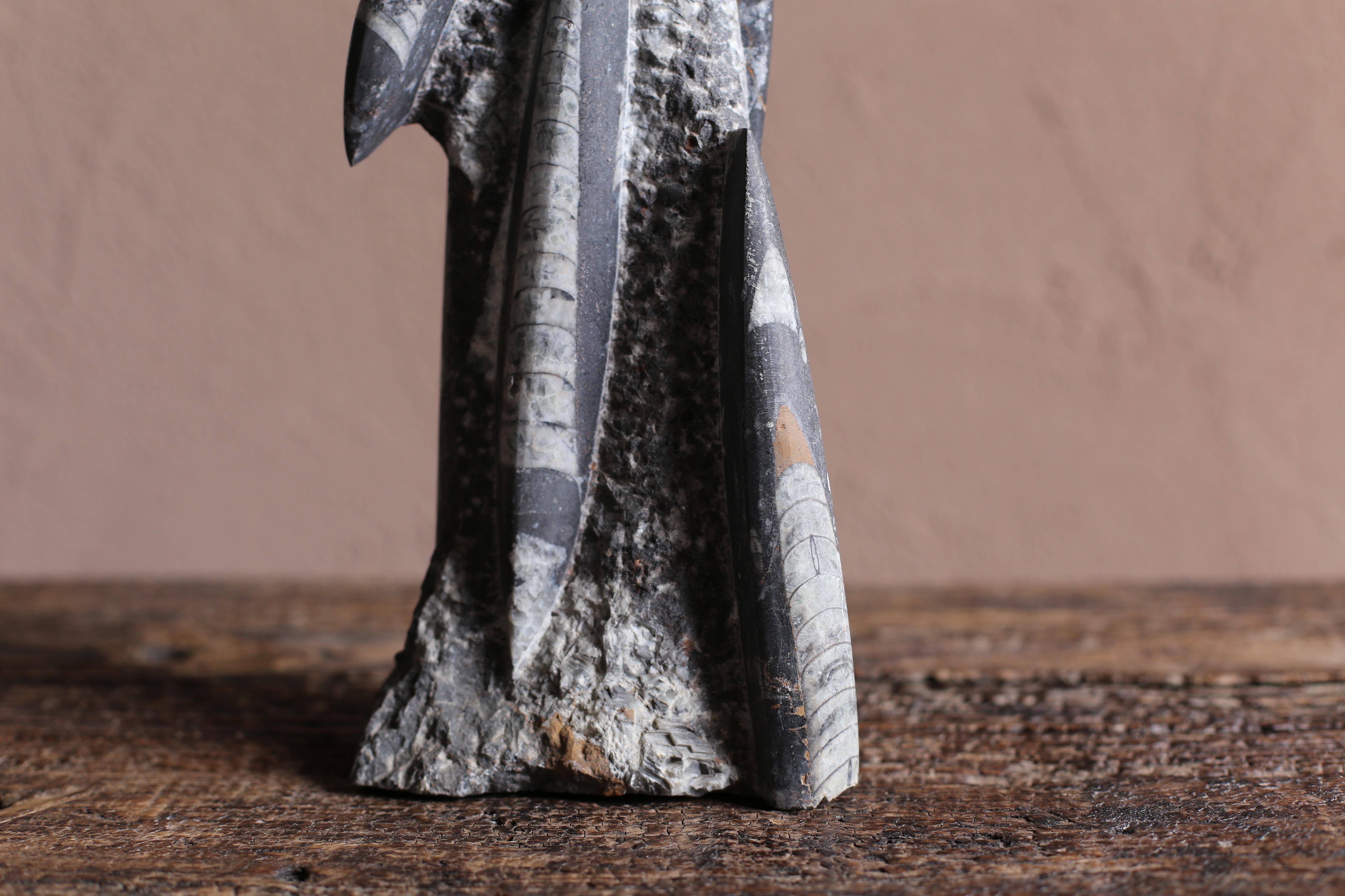 Intagliato Scultura astratta in pietra di un artista sconosciuto proveniente dal Giappone in vendita