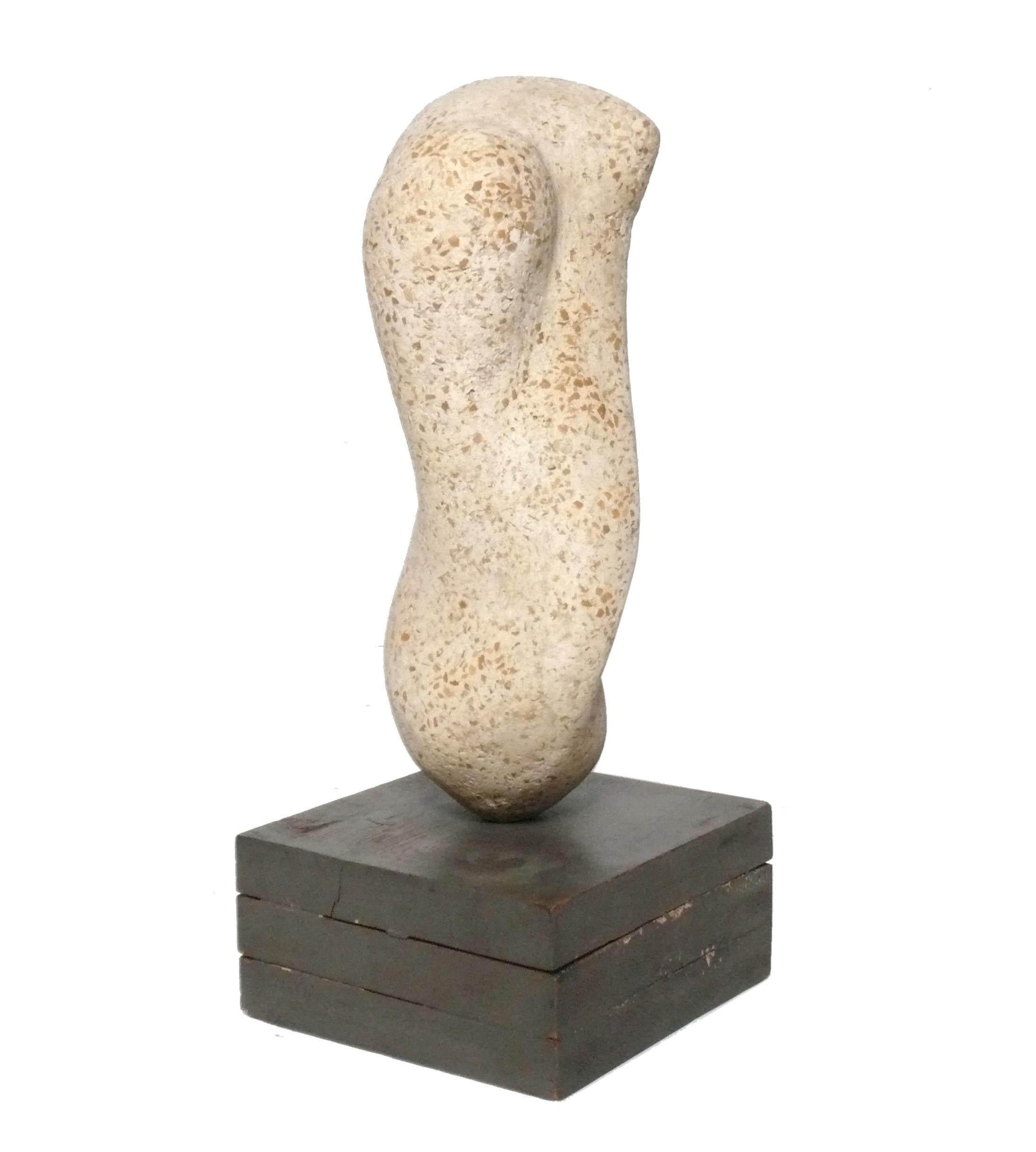 Grande scultura astratta in pietra, nello stile di Jean Arp, artista sconosciuto, probabilmente americano, anni '50 circa. Misura ben 24,5