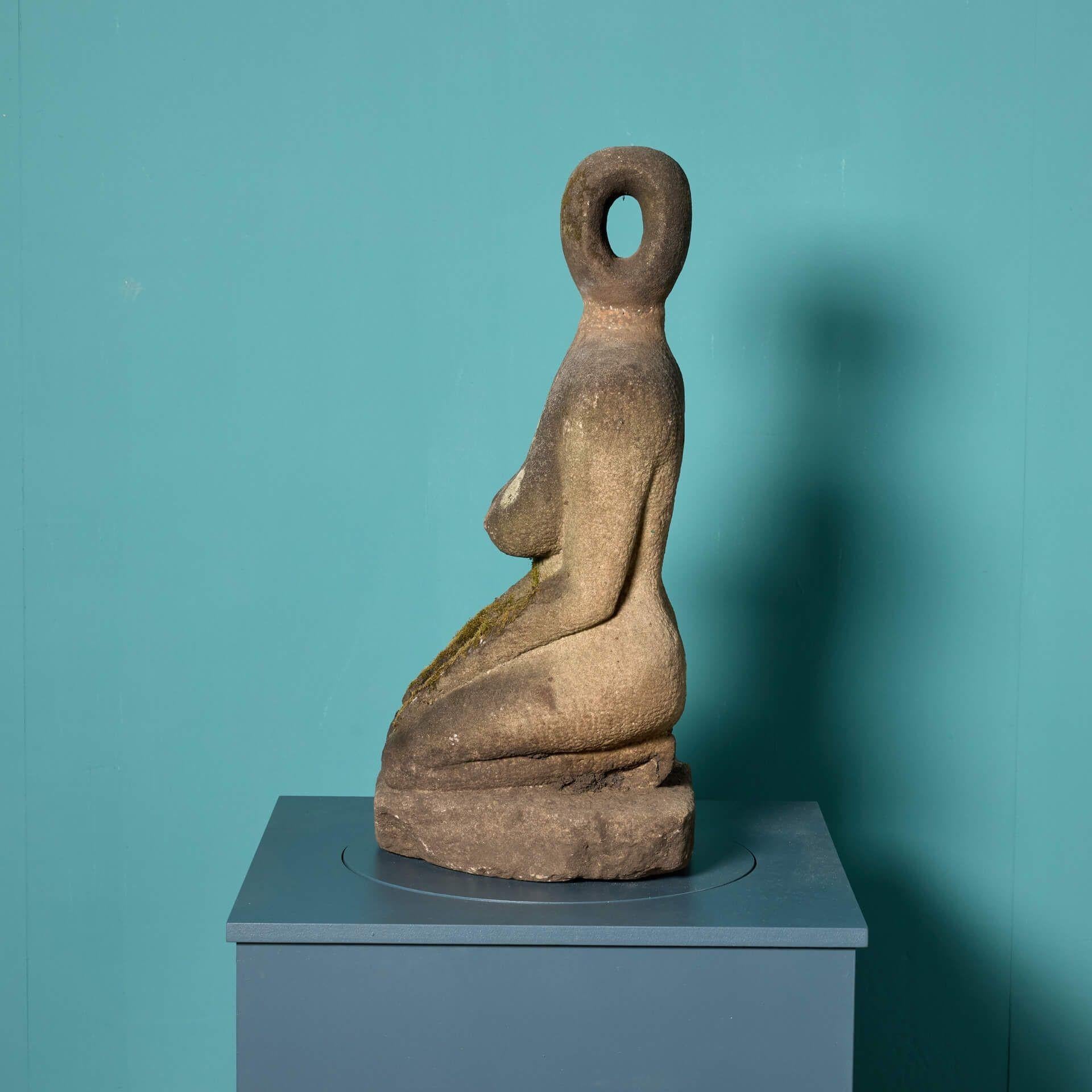 Abstrakte Steinskulptur einer weiblichen Form aus Stein (Sandstein) im Angebot