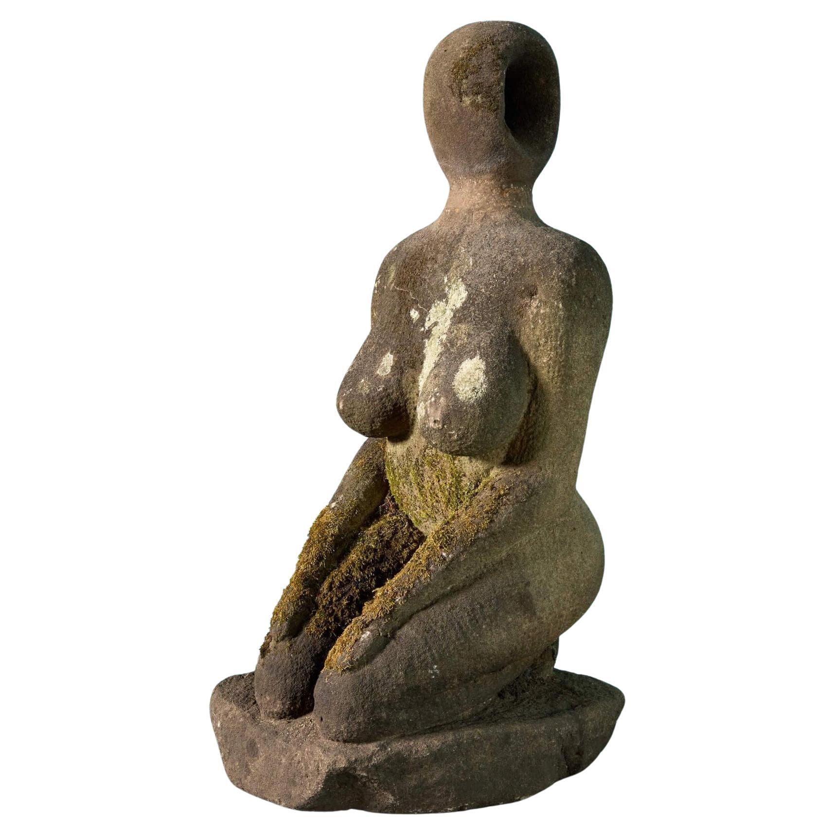 Abstrakte Steinskulptur einer weiblichen Form aus Stein