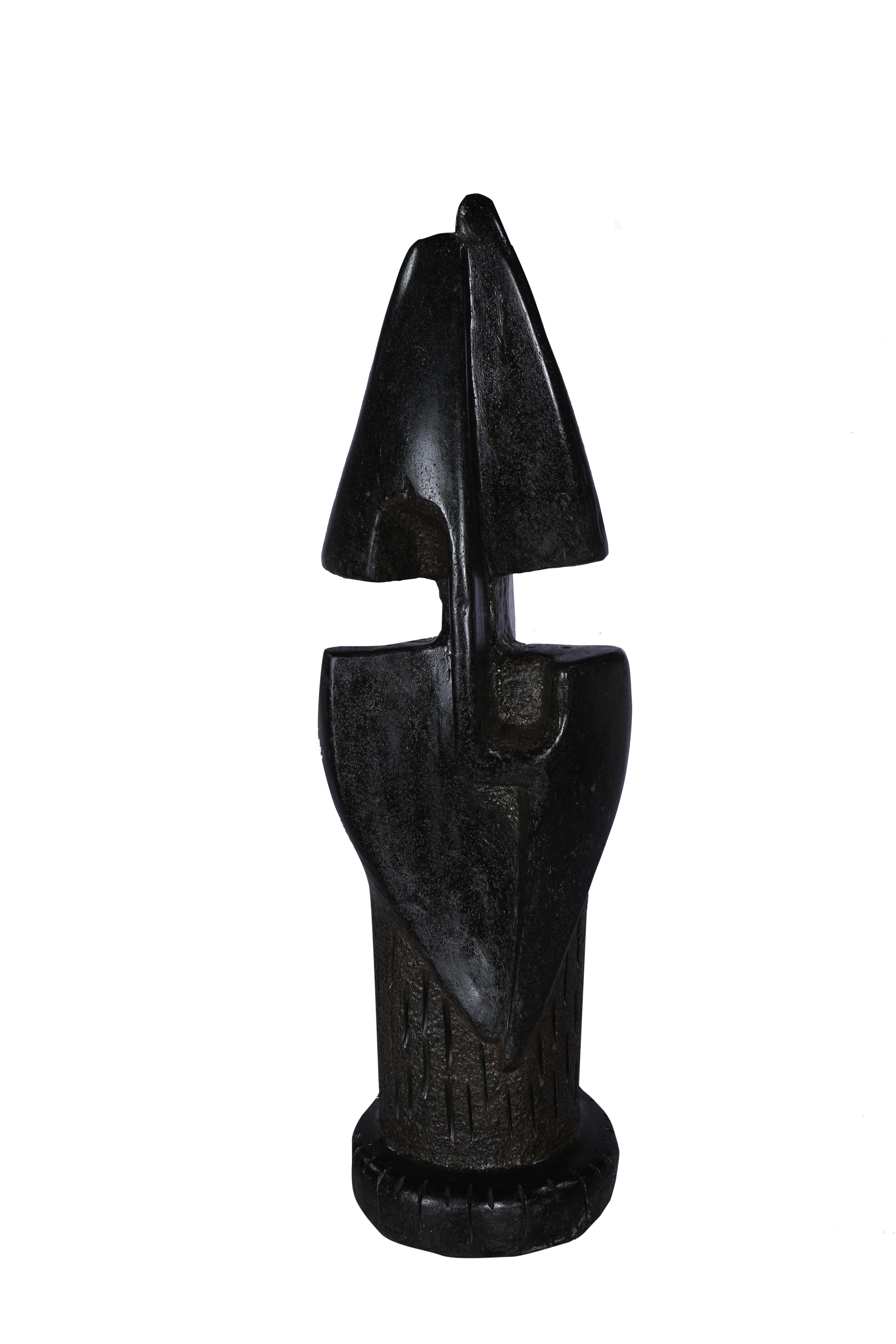 Una scultura in pietra forse attribuita a Chintamoni Kar, uno scultore indiano (1915 - 2005). Questa particolare scultura è una forma astratta di Ganesh, la divinità indù che rimuove gli ostacoli. Questo pezzo può essere esposto all'interno o