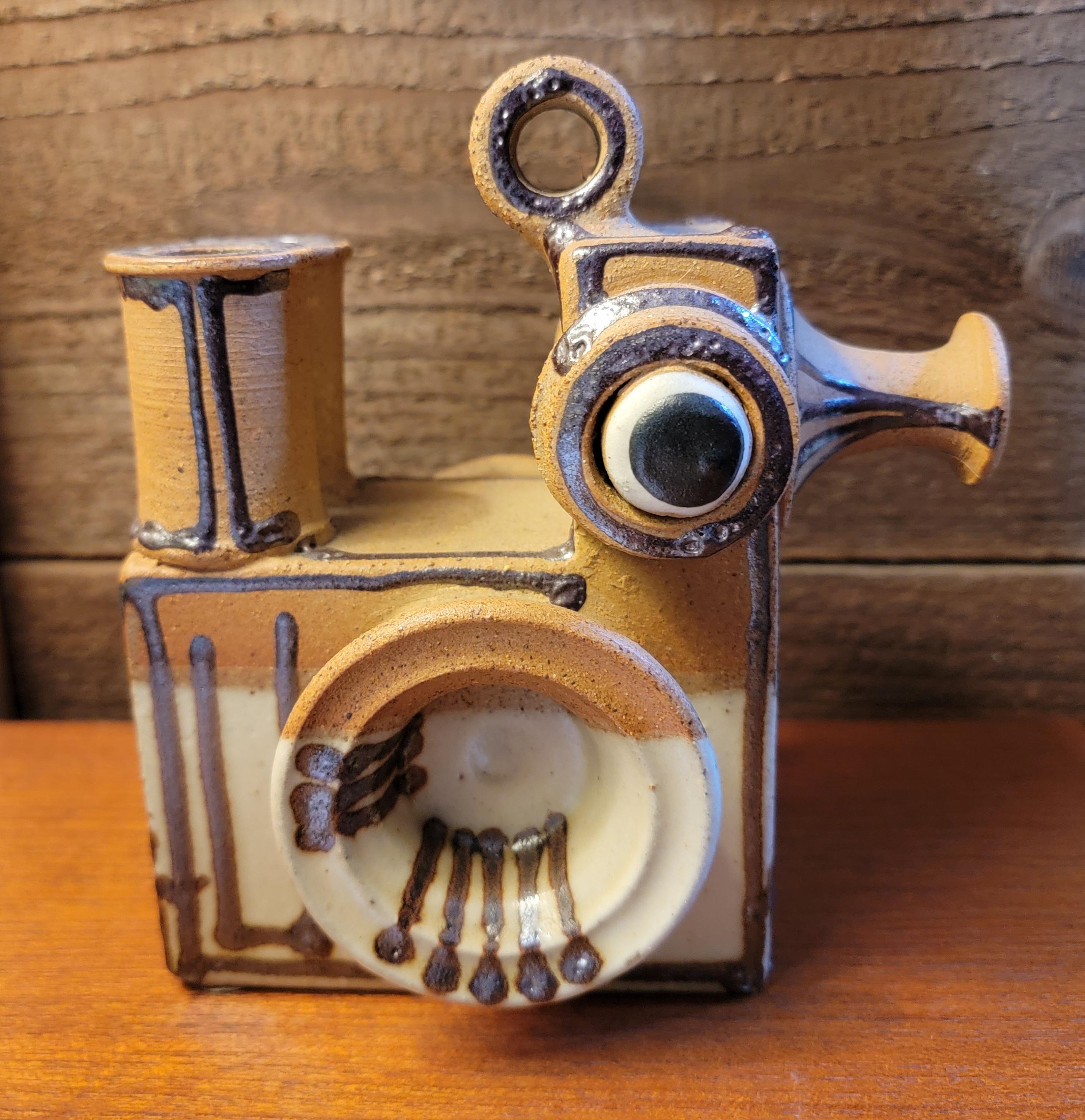 Scultura in gres di un uccello stilizzato o astratto. Realizzato da Erling e Karin Heerwagen Prodotto in Danimarca, circa 1980.

6.25  larghezza di pollici.
Alto 6,5 pollici.
4,5 pollici di profondità.