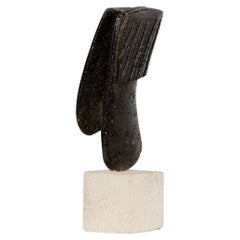 Escultura abstracta de gres sobre zócalo de piedra de Peter Hayes, firmada