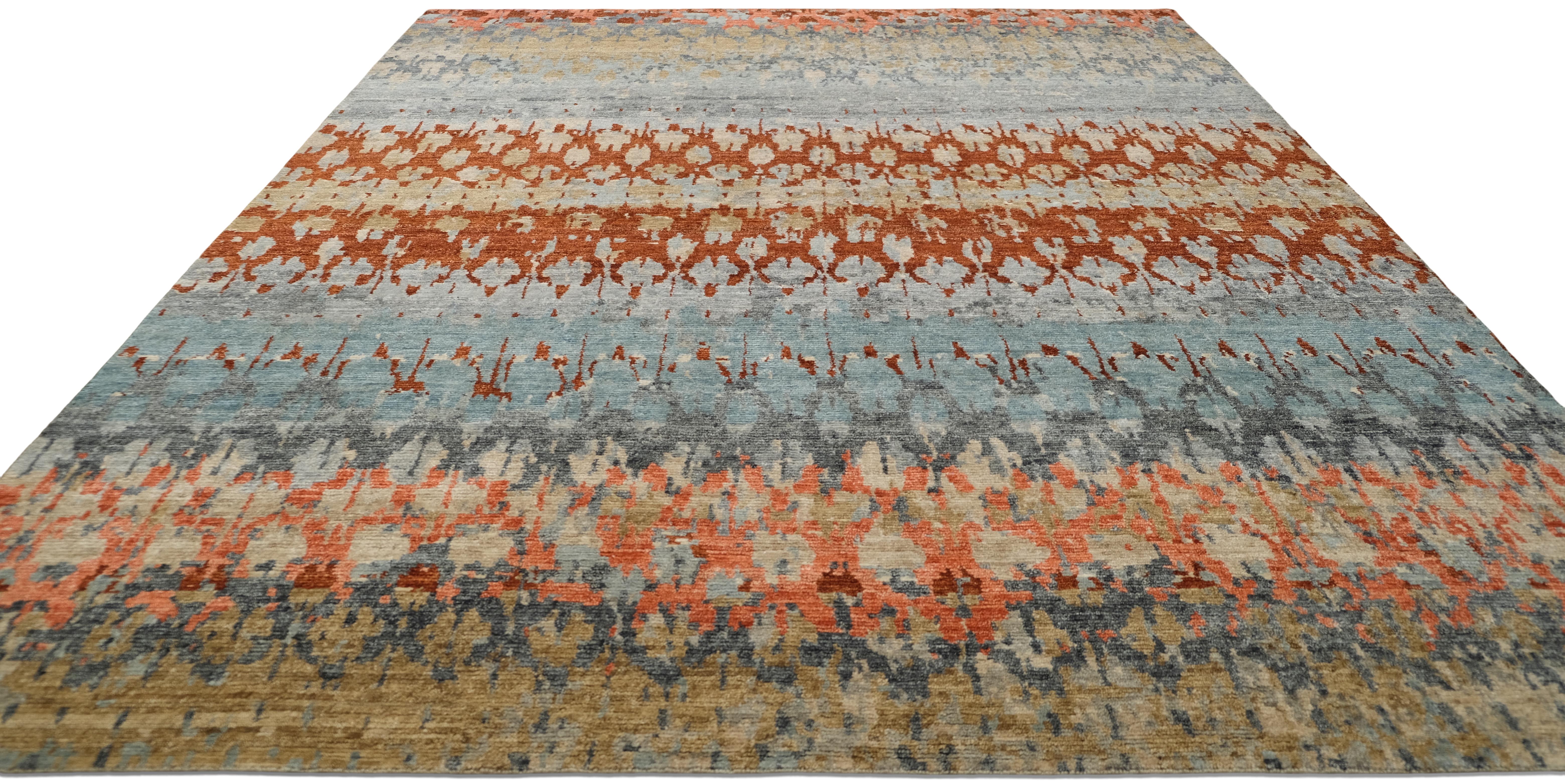 Fachmännisch handgeknüpft aus hochwertiger Wolle, weist dieser Teppich eine reiche Textur und eine dauerhafte Konstruktion auf, die eine lang anhaltende Qualität gewährleistet. Die erdige Farbpalette, bestehend aus Rost, Blau, zartem Korallenrot und