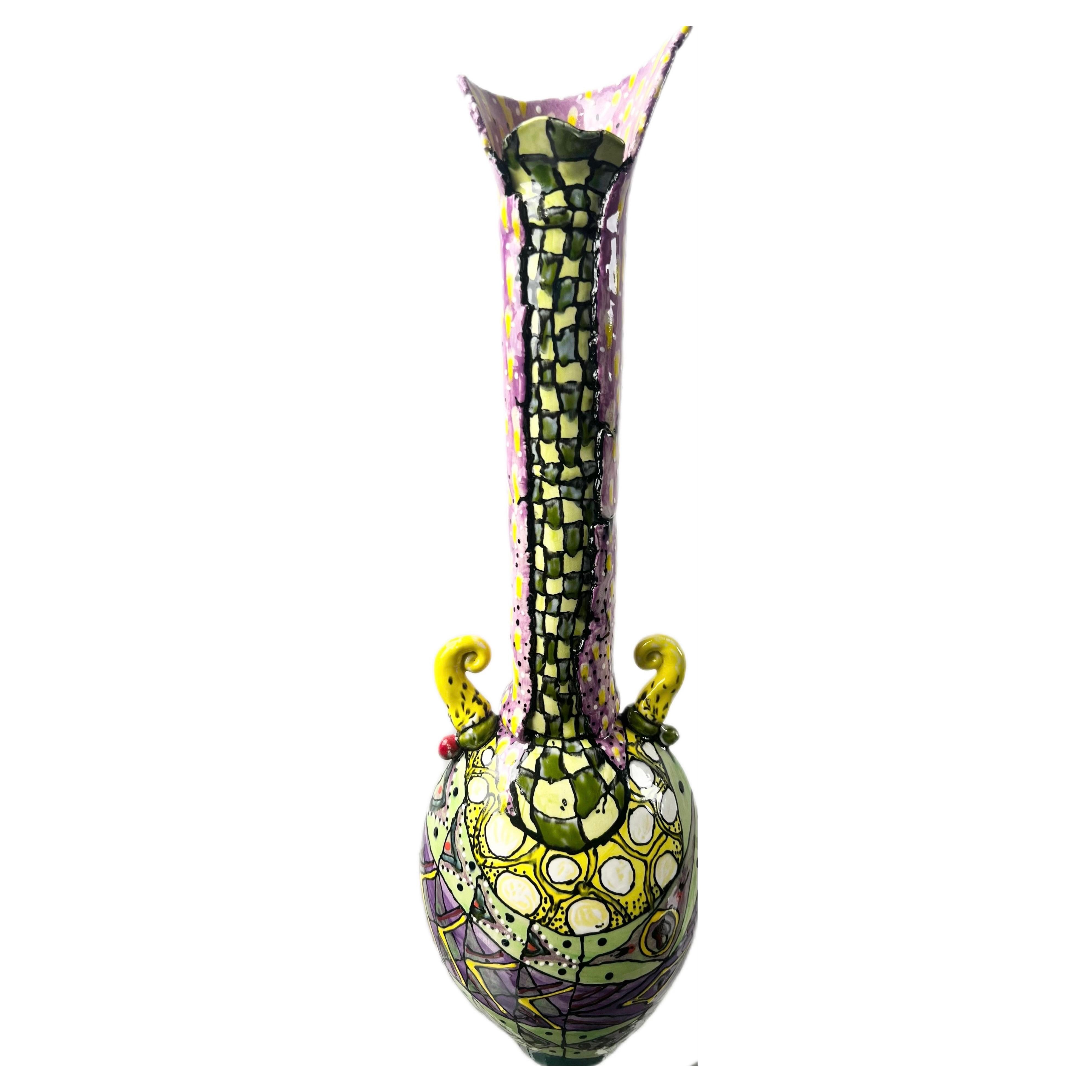 Vase en céramique multi-couleurs peint à la main par le Studio A signé et daté 1999 en vente