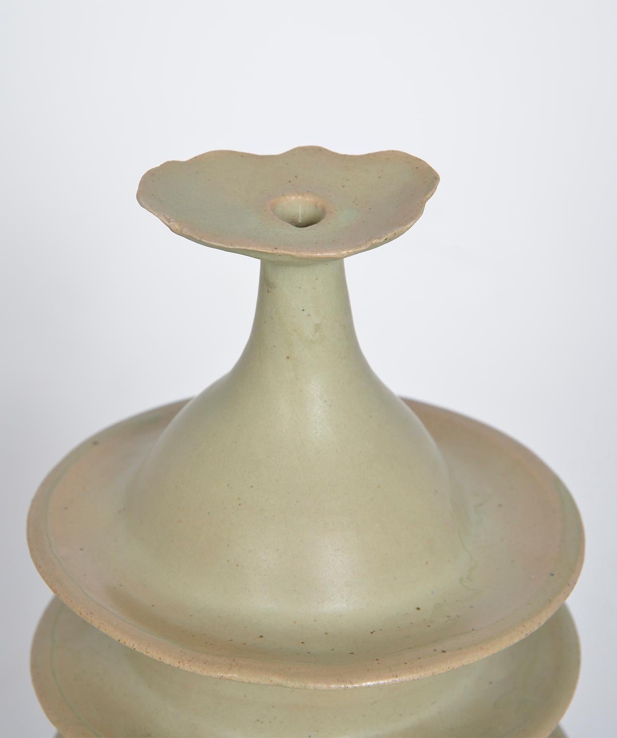 Abstrakte Studiotöpferei Steinzeug 'Pagode Pot' von Alan Ashpool, England um 1970 (Töpferwaren) im Angebot