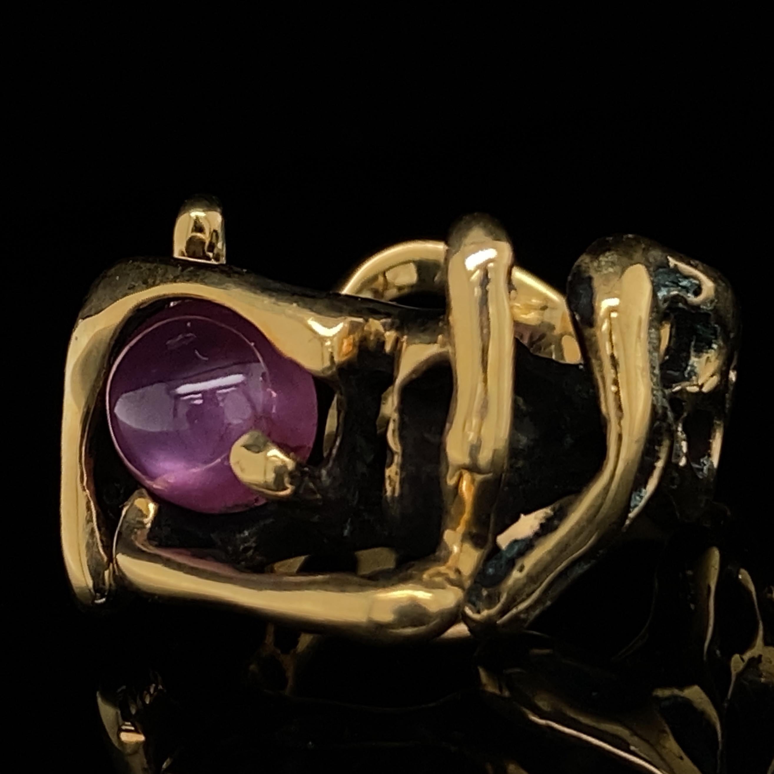 Abstract Studio Ring in 18 Karat Yellow Gold with 3.5 Carat Ruby Cabochon For Sale 2