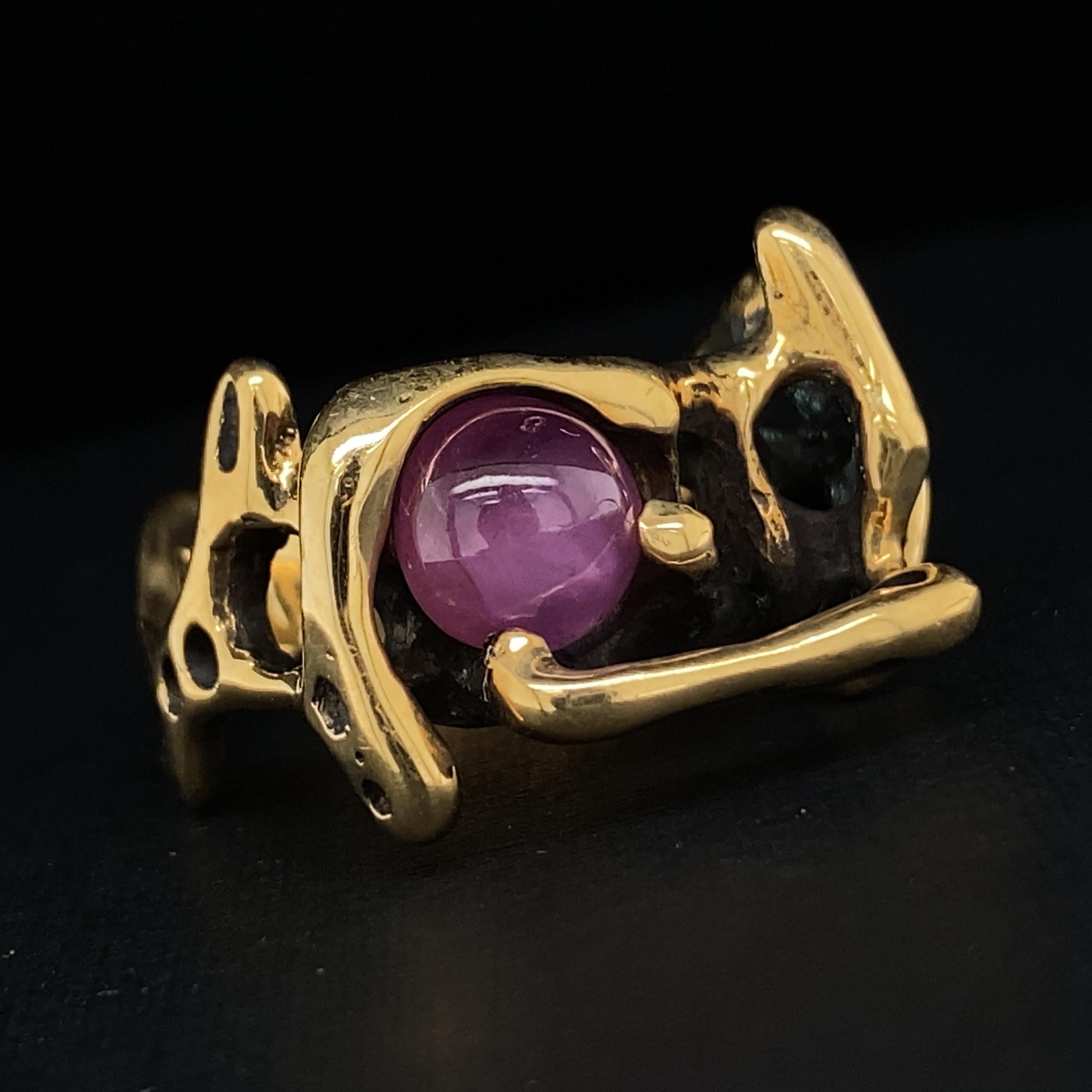 Abstract Studio Ring in 18 Karat Yellow Gold with 3.5 Carat Ruby Cabochon For Sale 4