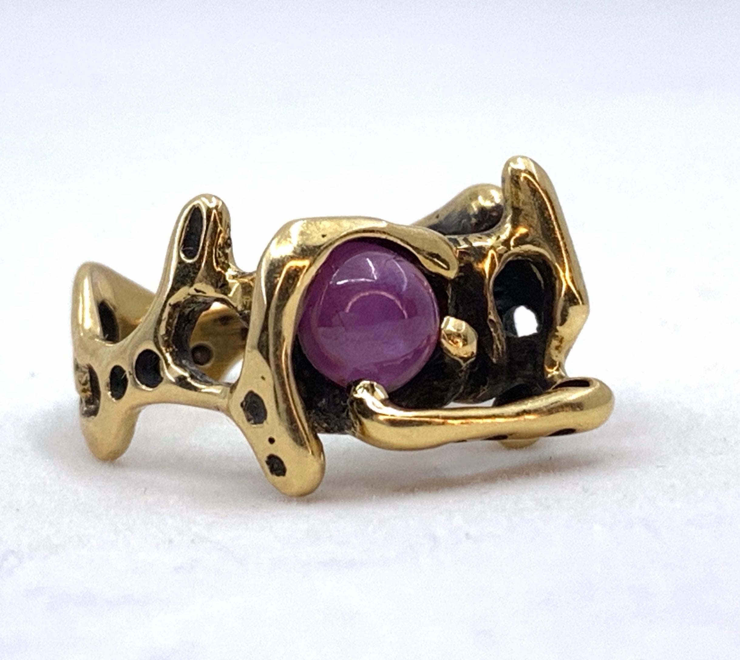 Contemporary Abstract Studio Ring in 18 Karat Yellow Gold with 3.5 Carat Ruby Cabochon For Sale