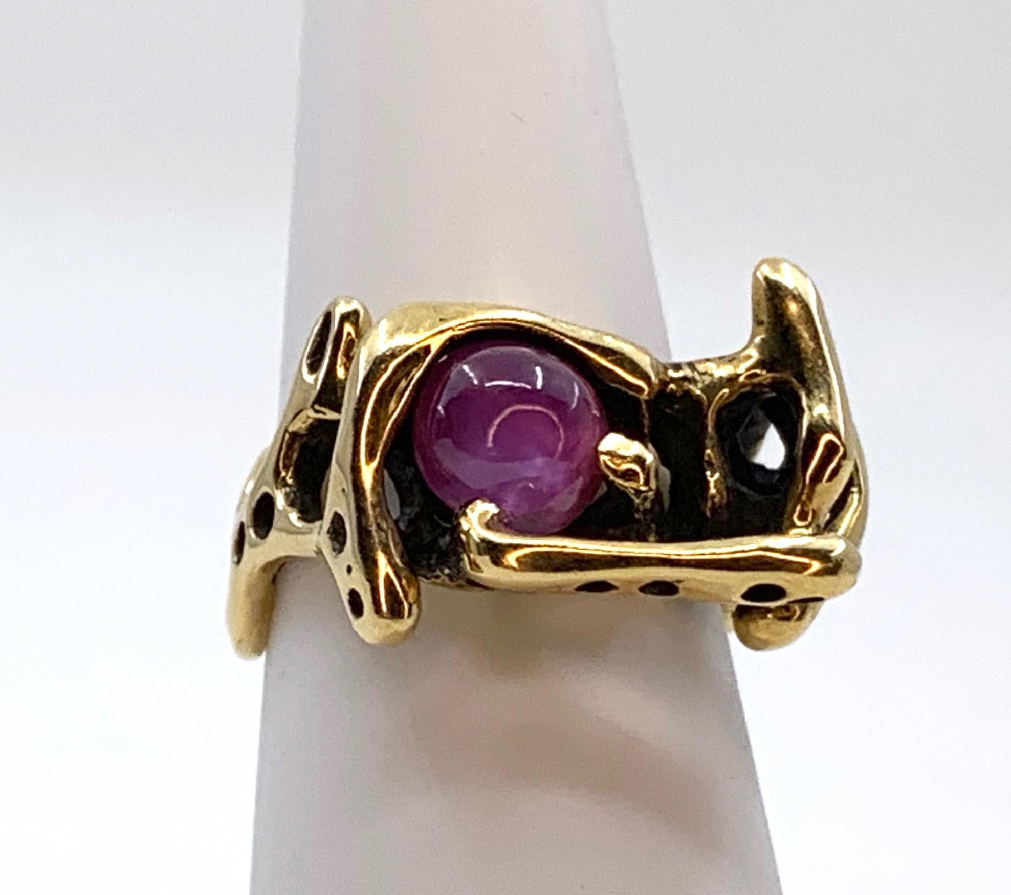 Abstract Studio Ring in 18 Karat Yellow Gold with 3.5 Carat Ruby Cabochon For Sale 1