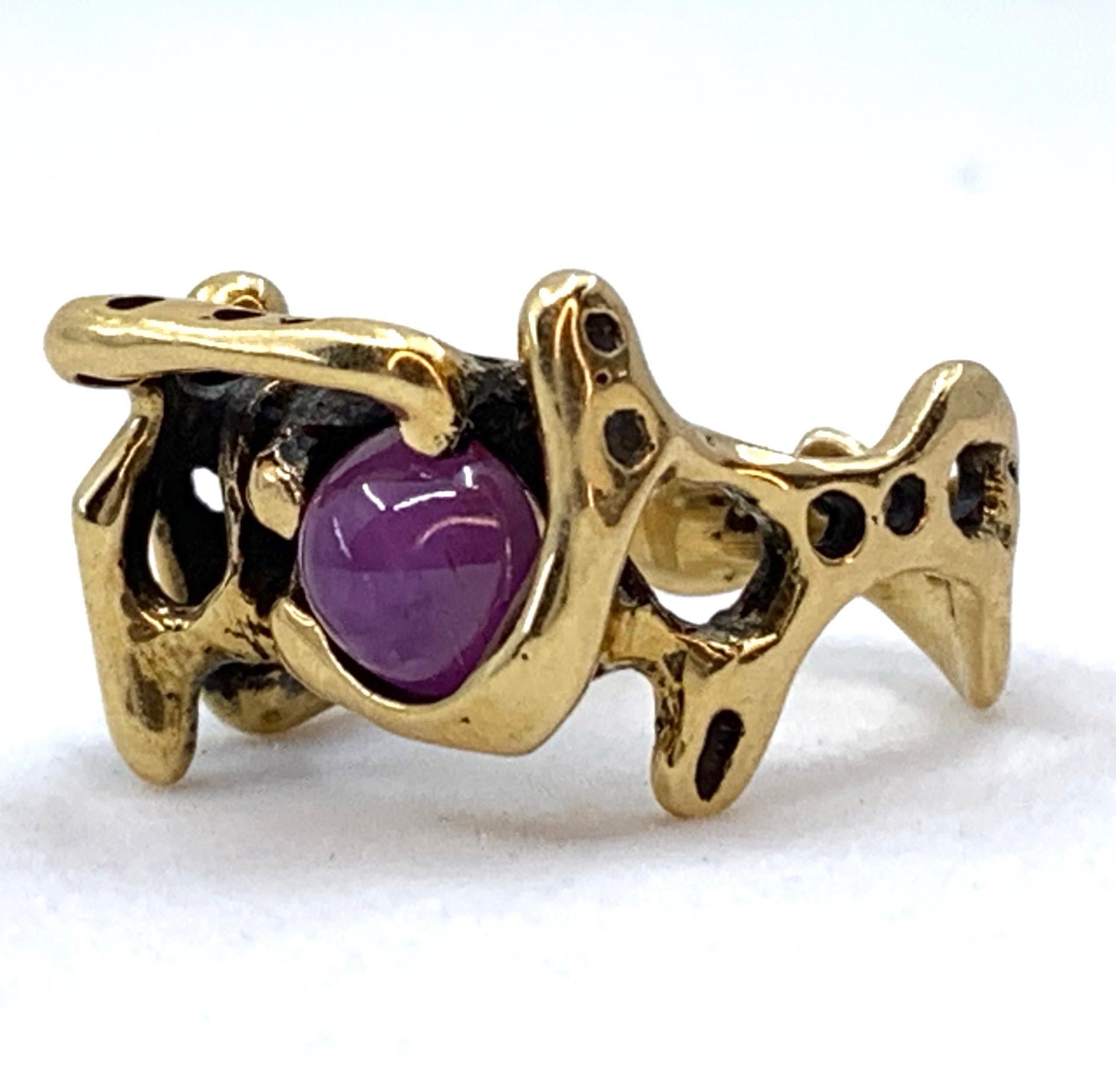Abstract Studio Ring in 18 Karat Yellow Gold with 3.5 Carat Ruby Cabochon For Sale 3