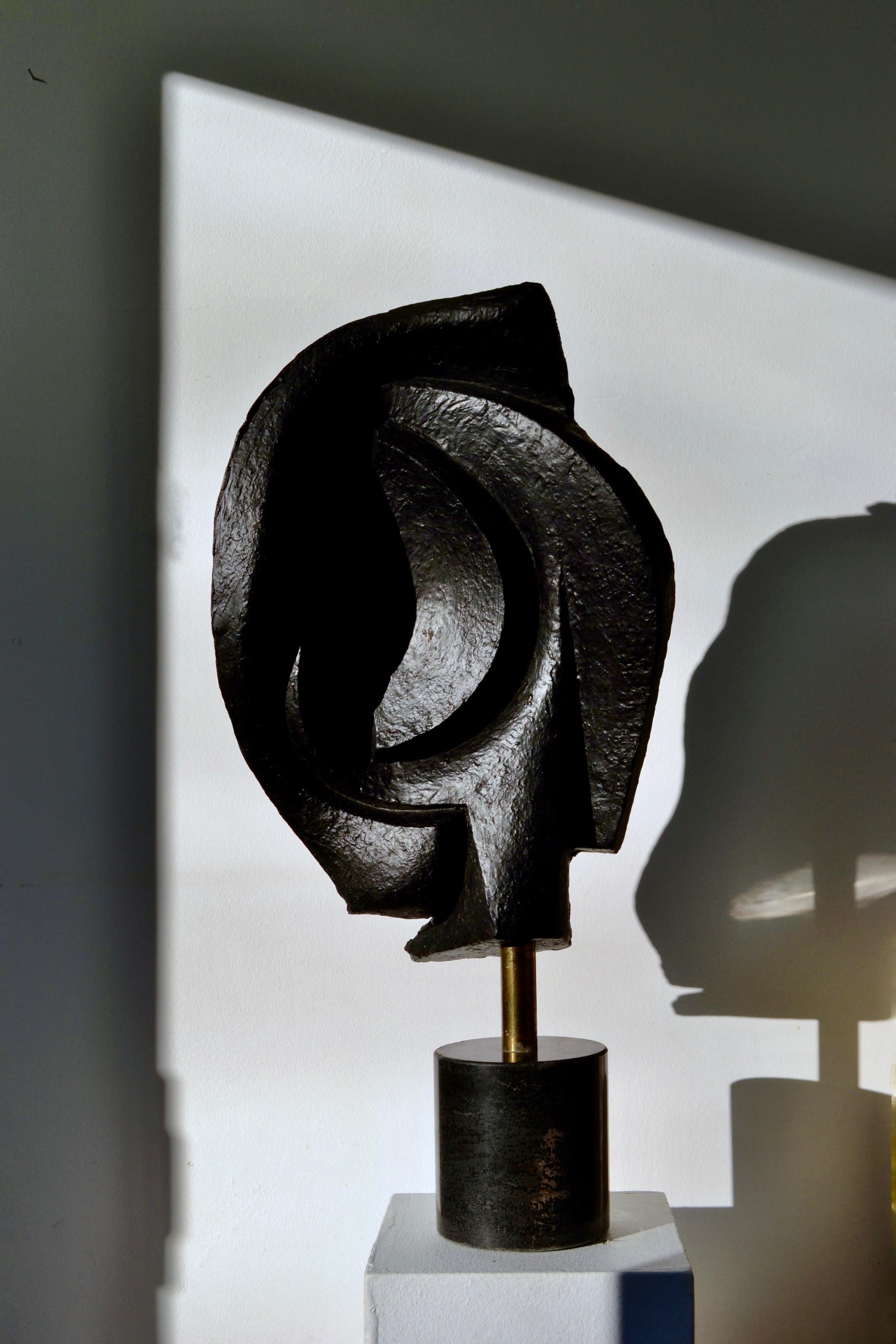 Questa scultura in terracotta degli anni '50 proviene da un laboratorio del sud della Francia. Nonostante alcune piccole imperfezioni, incarna perfettamente lo spirito artistico di quell'epoca. La sua estetica ricorda lo stile di Jean Arp, con forme
