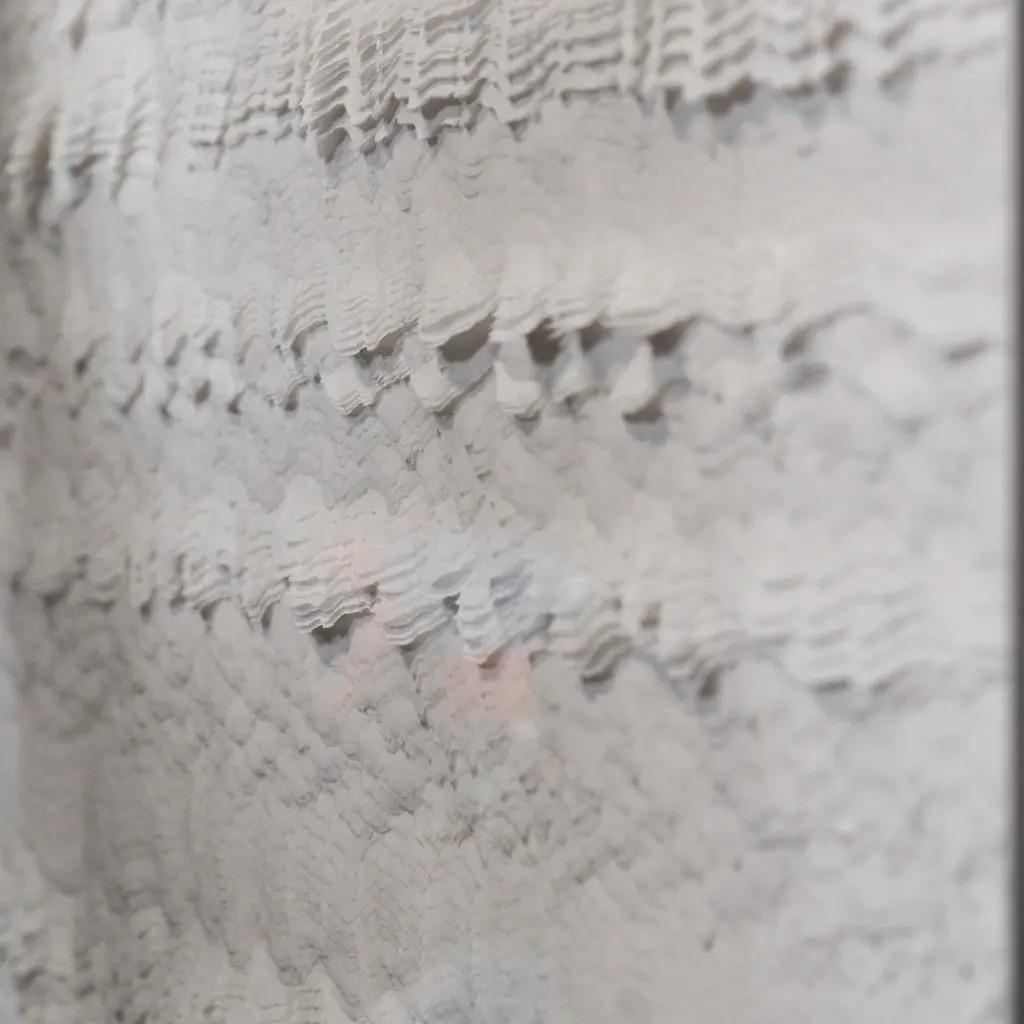 Abstraktes, strukturiertes Papierkunstwerk 