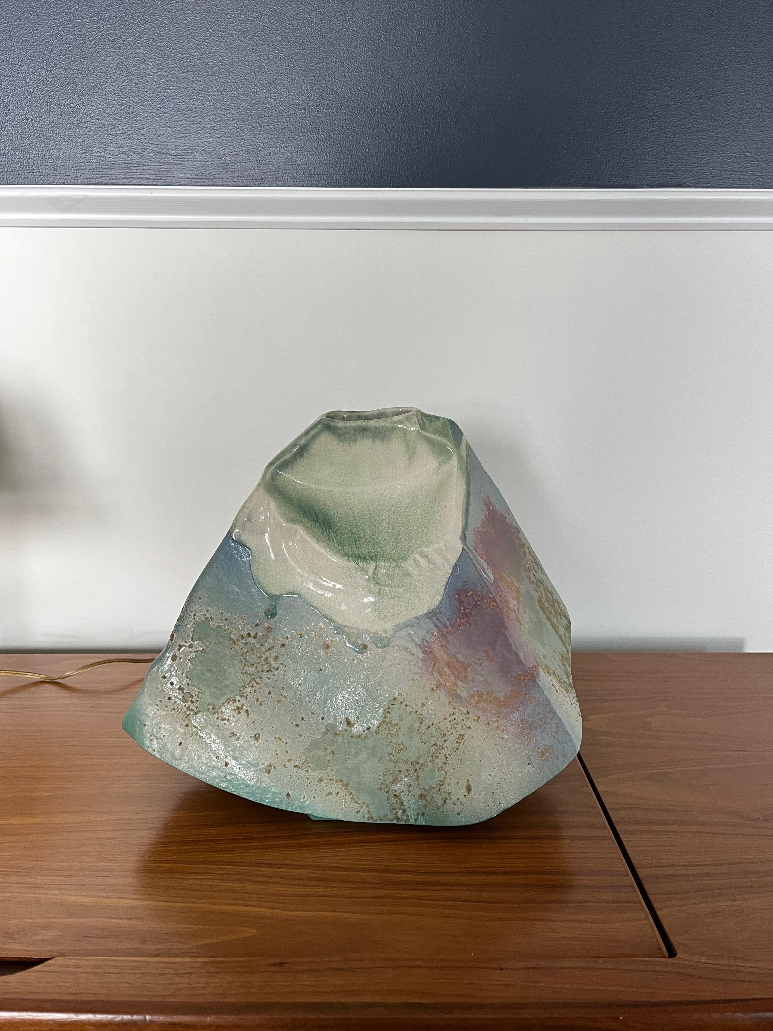 Extraordinaire vase raku de studio signé Tony Evans. La forme, les couleurs et la texture sont vraiment étonnantes sous tous les angles de cette pièce.