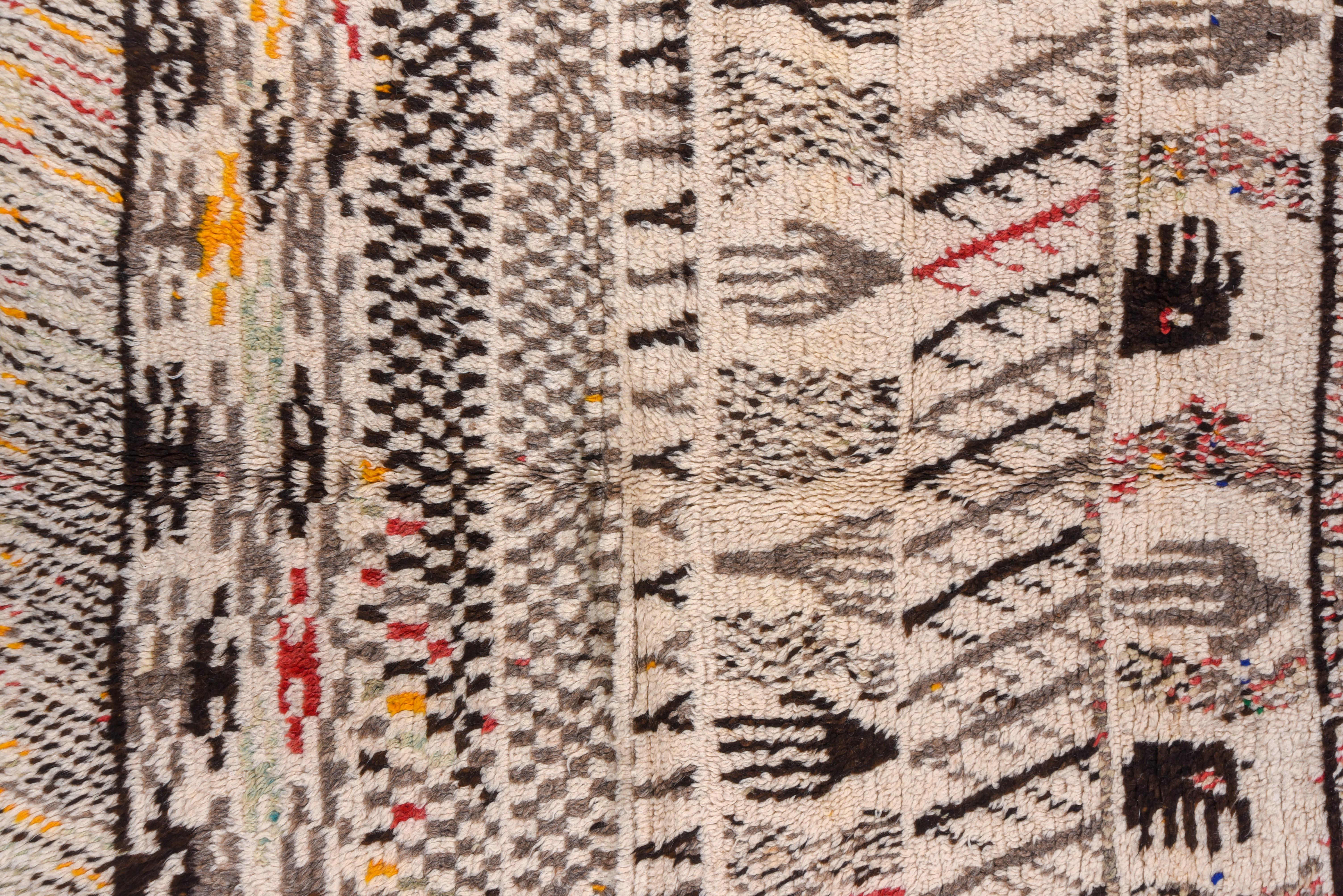 Abstrakter Stammeskunstteppich in Schwarz, Orange und Creme (Wolle) im Angebot