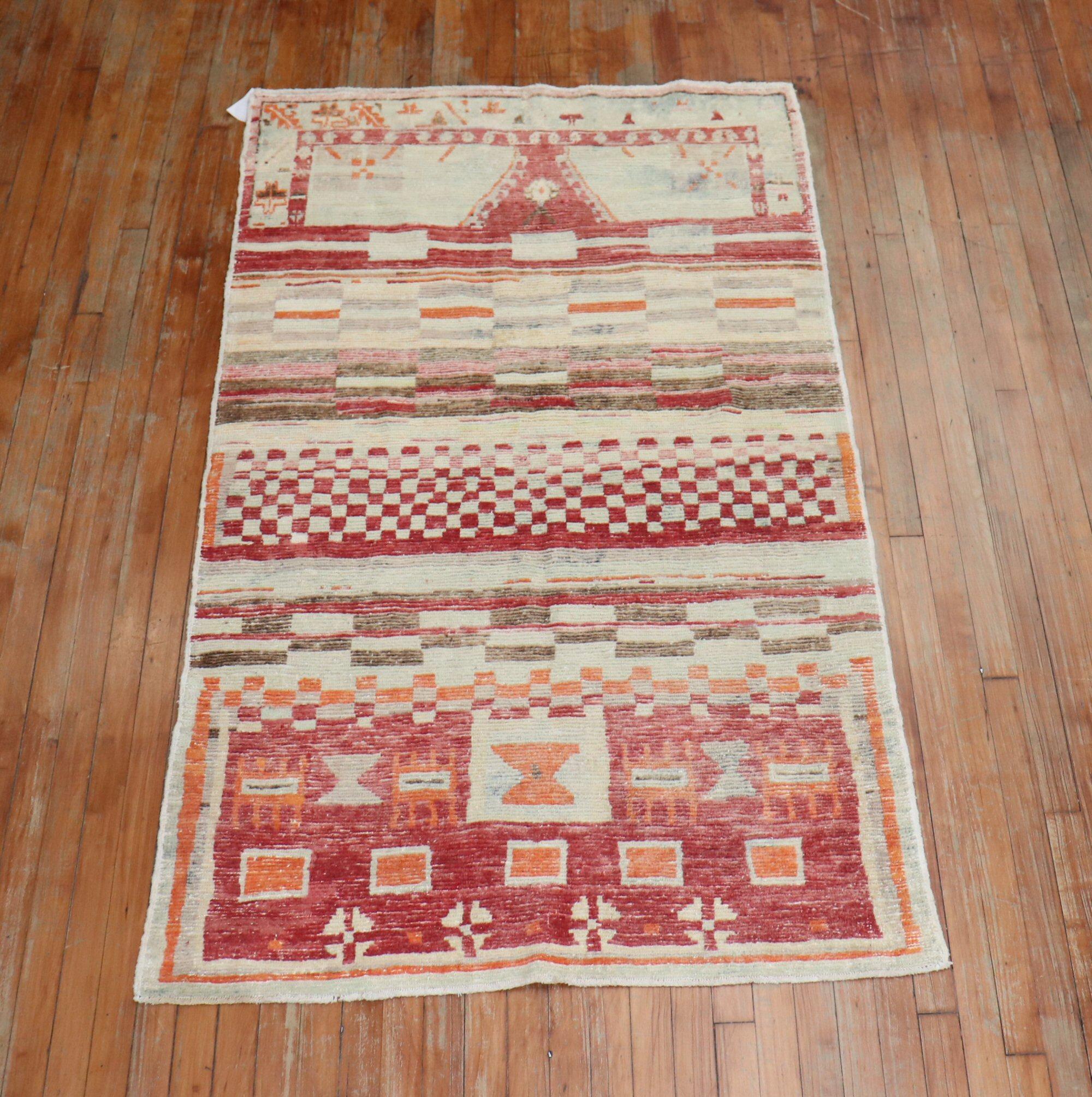 Un tapis turc anatolien abstrait du milieu du siècle avec un champ rouge brique avec des accents d'orange et de brun.

Taille : 3'8