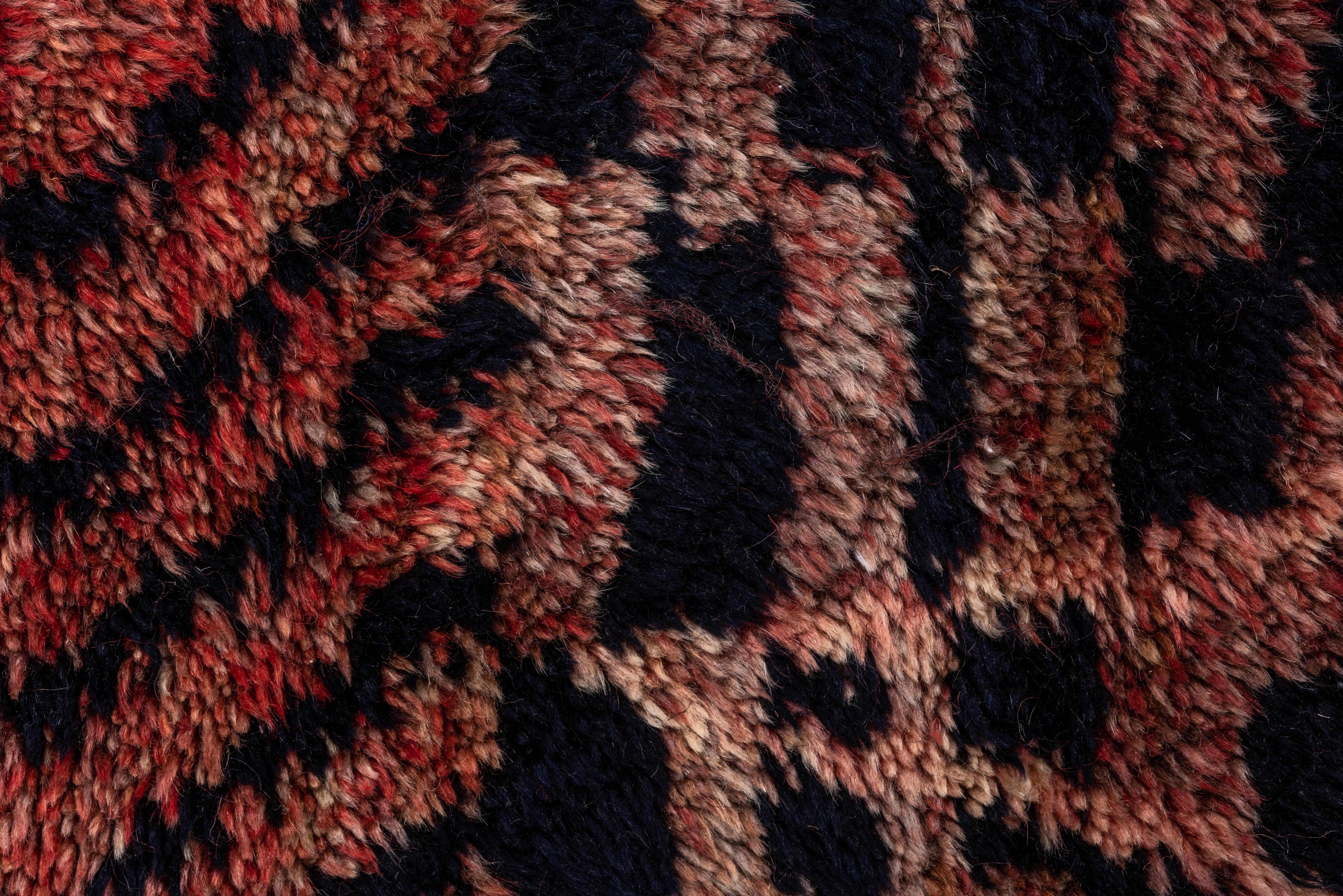 Noué à la main Tapis marocain moderne abstrait et unique, palette de couleurs corail et noir en vente