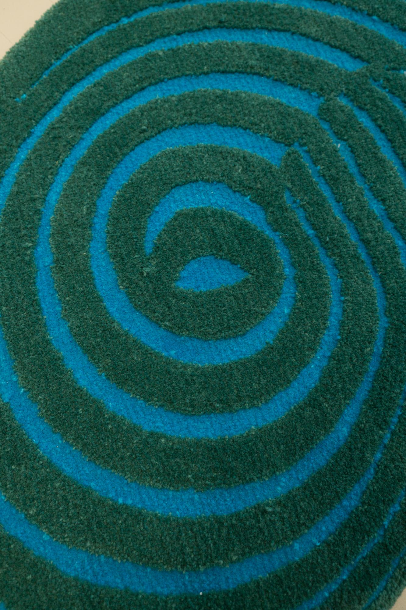 Moderne Tapis abstrait de forme unique, touffeté en laine de Nouvelle-Zélande en vente