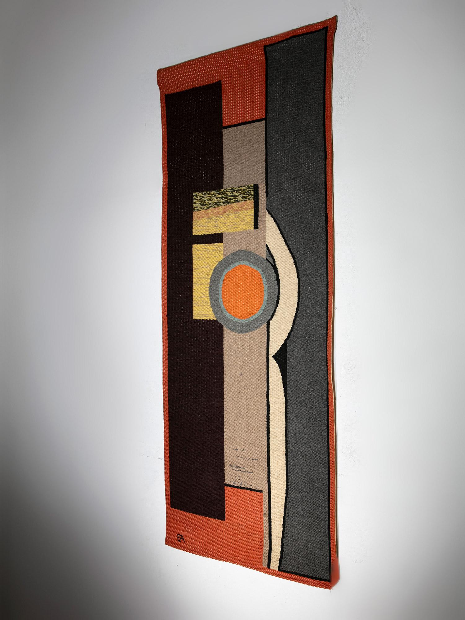 Arazzo in lana di Enrico Accatino.
Esempio precoce di ricerca geometrica dell'Accatino, il pezzo presenta uno sfondo scuro con forme gialle, arancioni, blu e grigie.
Firmato con i monogrammi E A e con un sigillo di piombo e una firma autografa sul