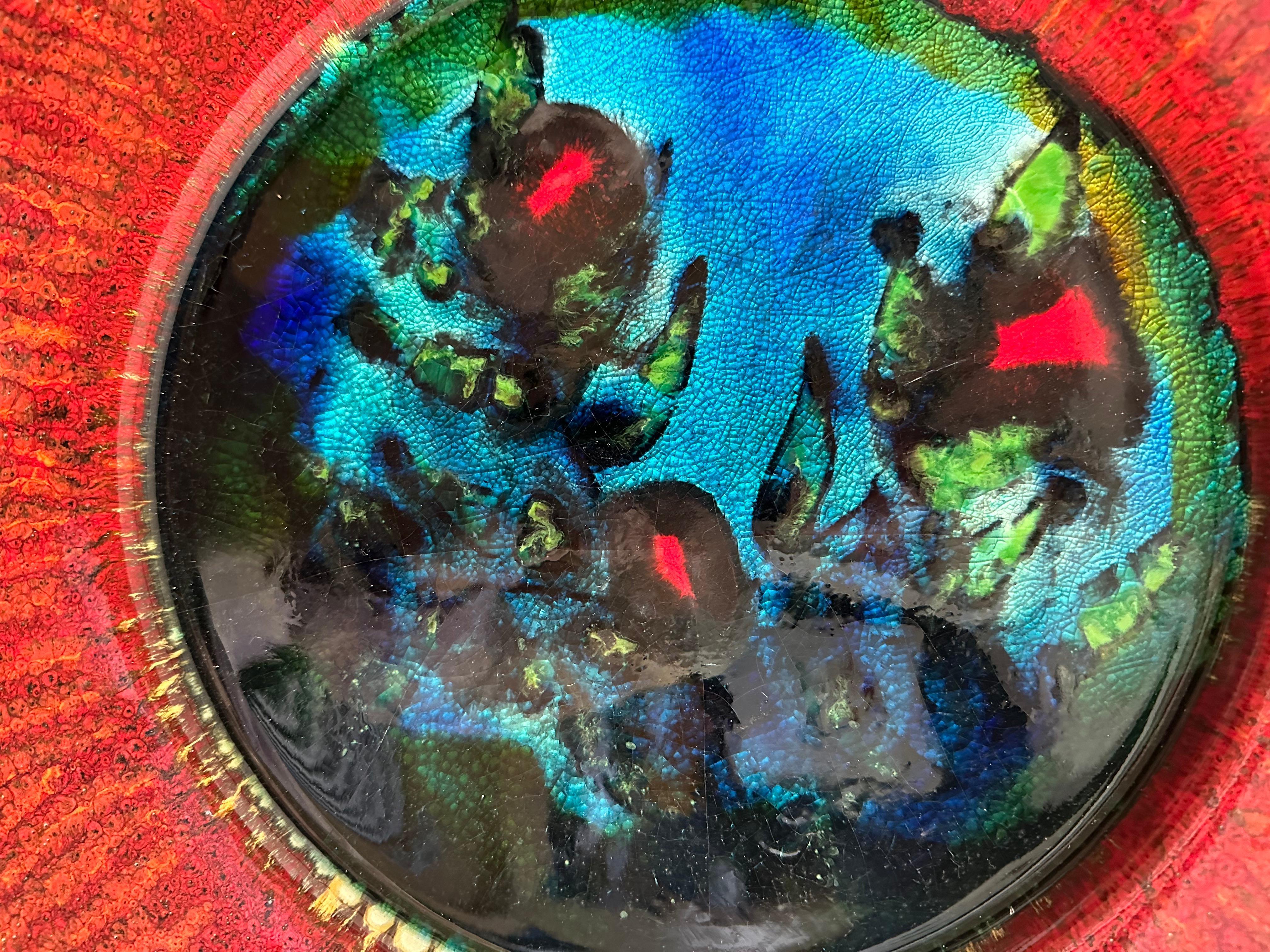 Céramique Assiette murale abstraite des années 1960, ère spatiale, rouge avec bleu/vert audacieux en vente