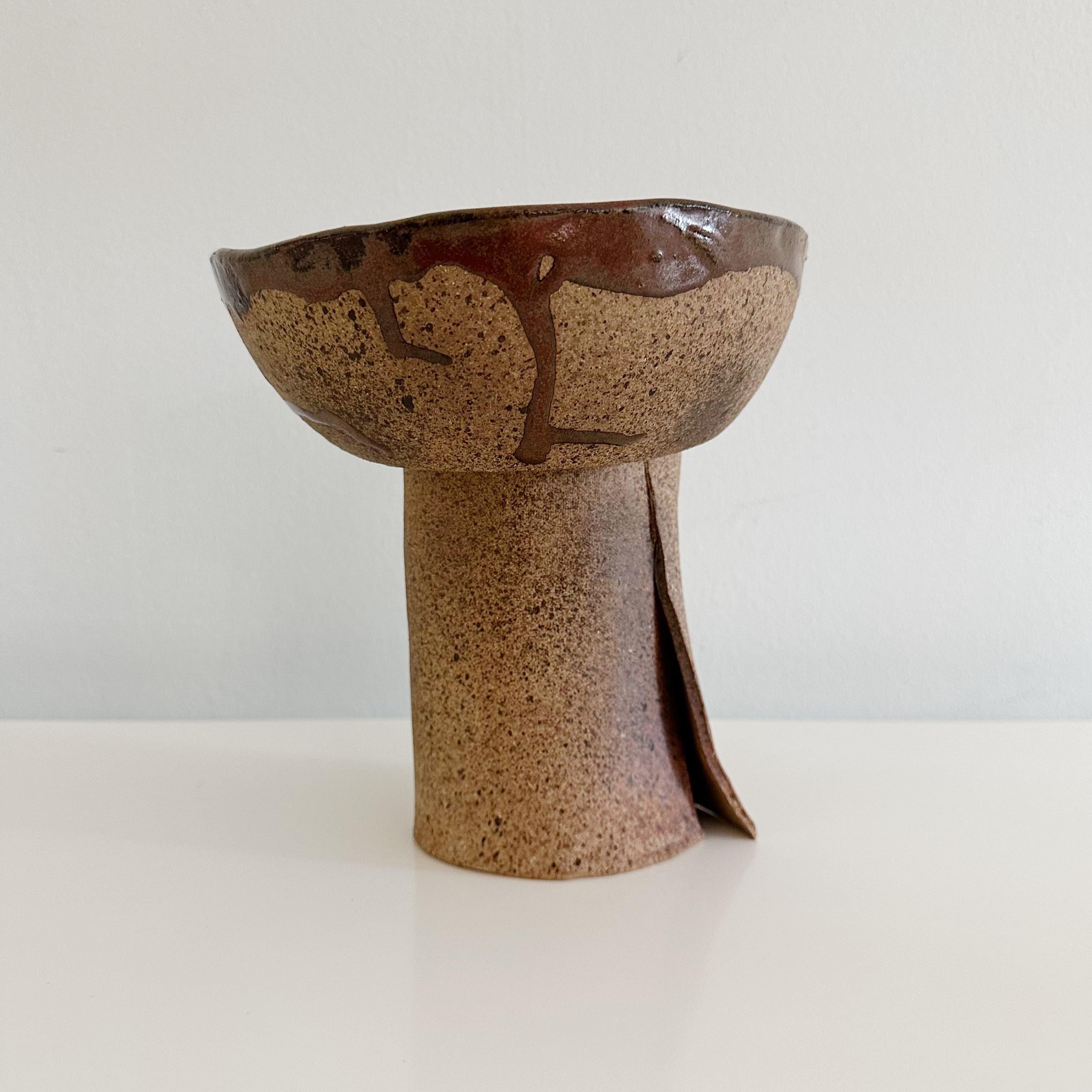 Abstrakte Vintage Studio Pottery Organische Skulptur Schale von Ruth Joffa (1920-2017)

Eine einzigartige Studio-Töpferschale, innen glasiert, außen unglasiert. Geschaffen von der bekannten Bildhauerin Ruth Joffa. Dieses signierte Werk hat eine
