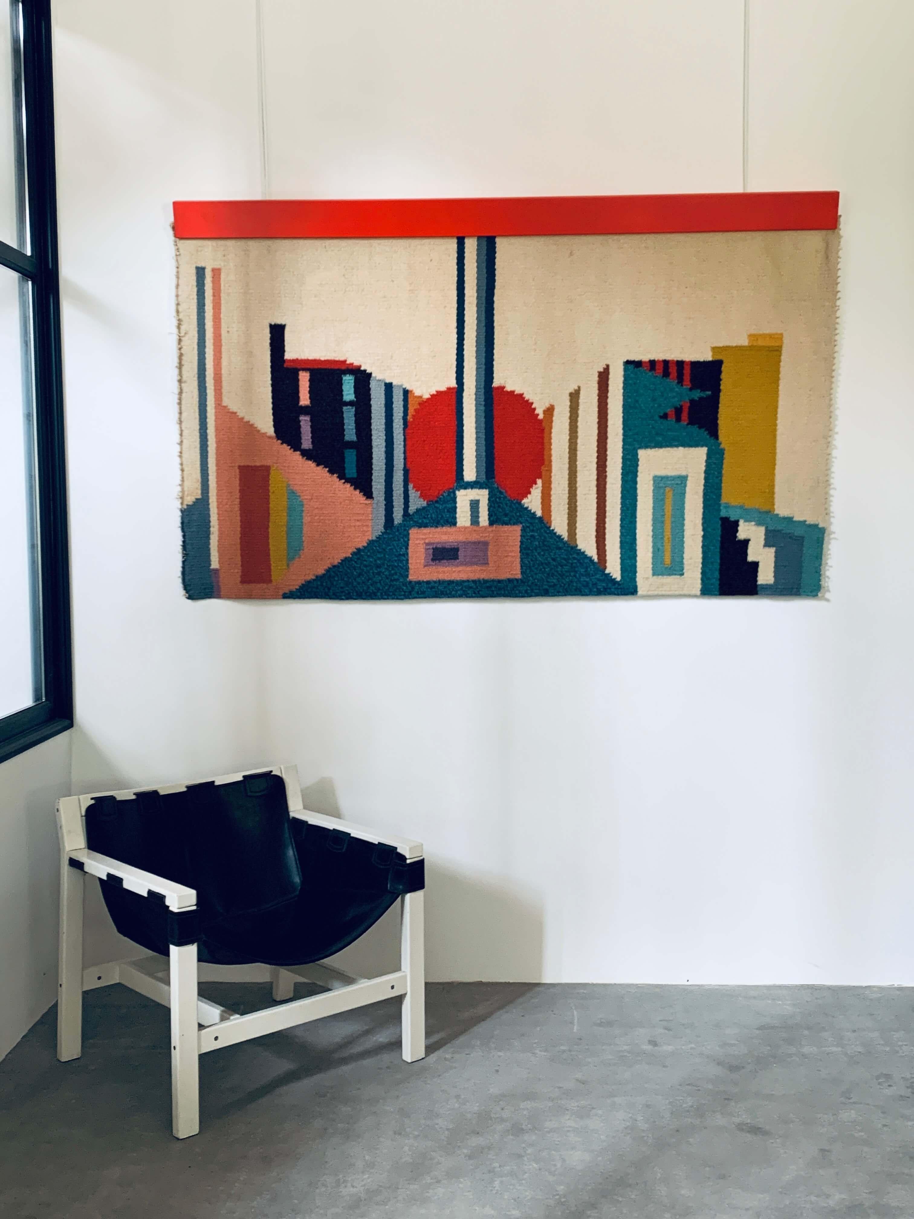 La qualité de cette tapisserie réside dans le jeu harmonieux des couleurs combiné à la construction de formes géométriques et de motifs, créant une impression puissante et une énergie positive. Cette œuvre abstraite illustre parfaitement le fait que