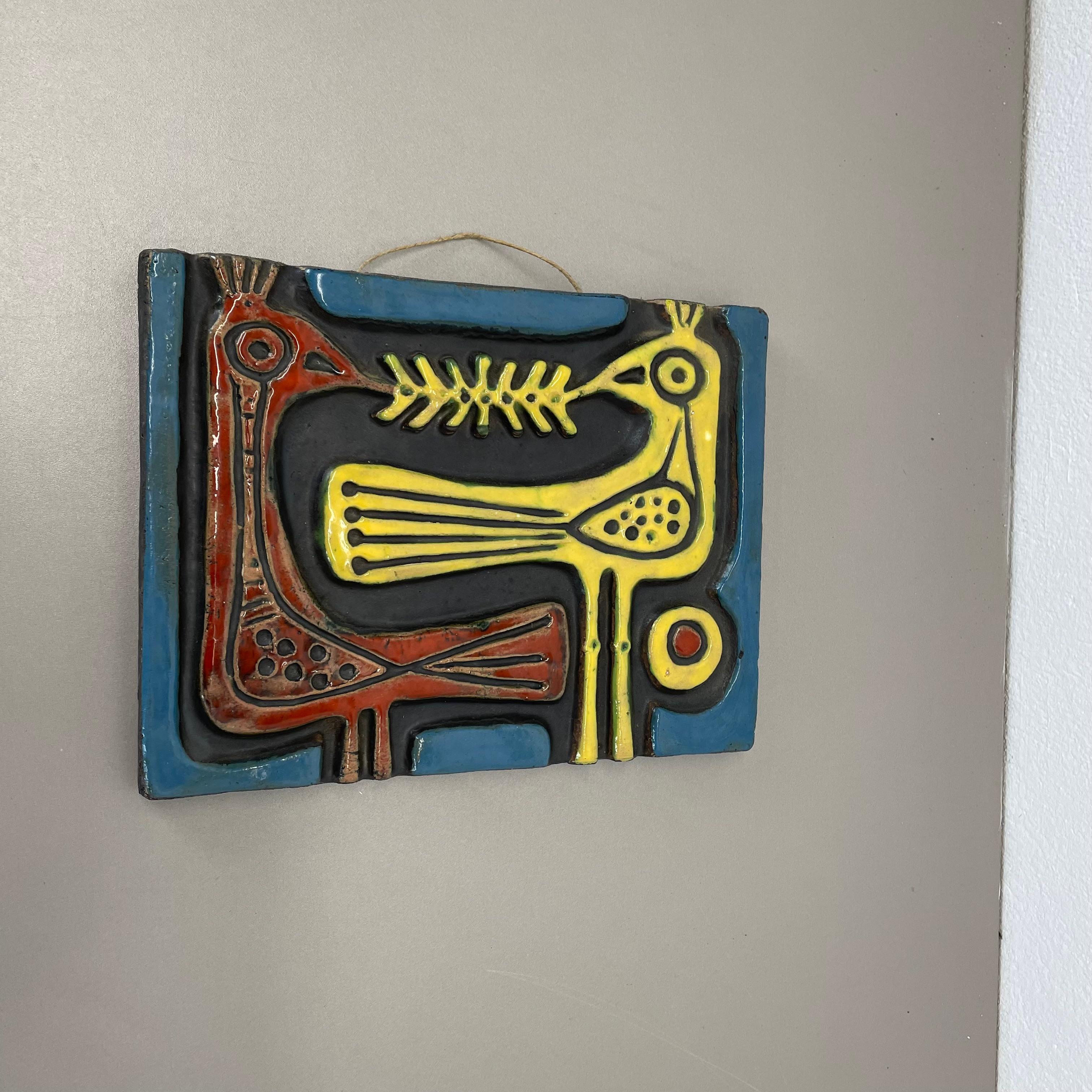 Article :

Plaque murale en céramique


Décennie :

1960s


Producteur :

dans le style de l'Atelier Schäffenacker, Allemagne


Cette plaque murale vintage originale en céramique avec des illustrations abstraites peintes à la main et colorées d'un