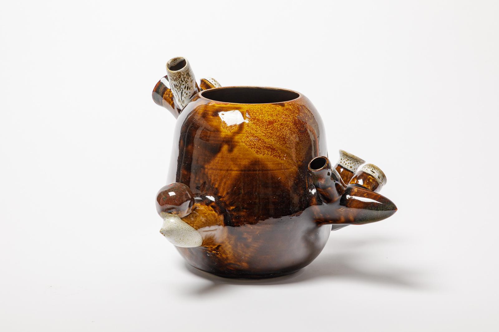 Abstract white and brown sonteware ceramic vase or pot free form by ATOI c. 2010 In Excellent Condition For Sale In Neuilly-en- sancerre, FR