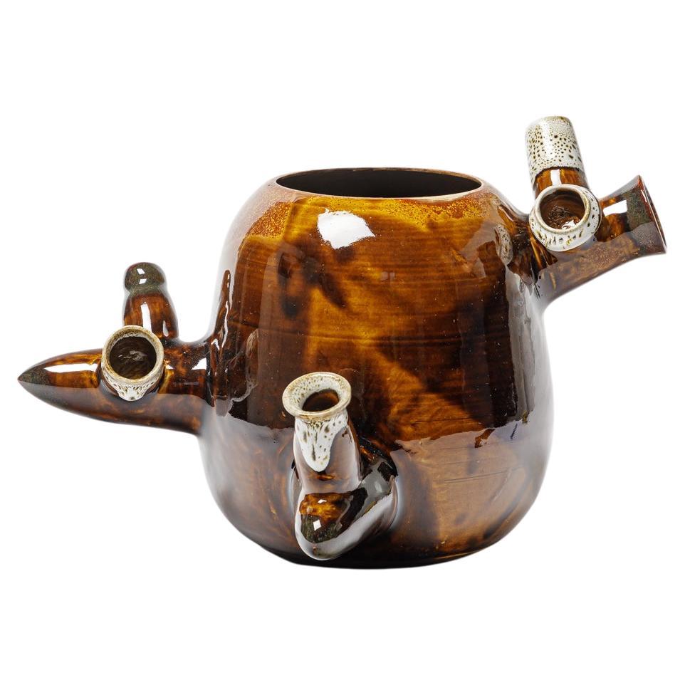Vaso o vaso astratto in ceramica sonteware bianca e marrone a forma libera di A.I.C. 2010