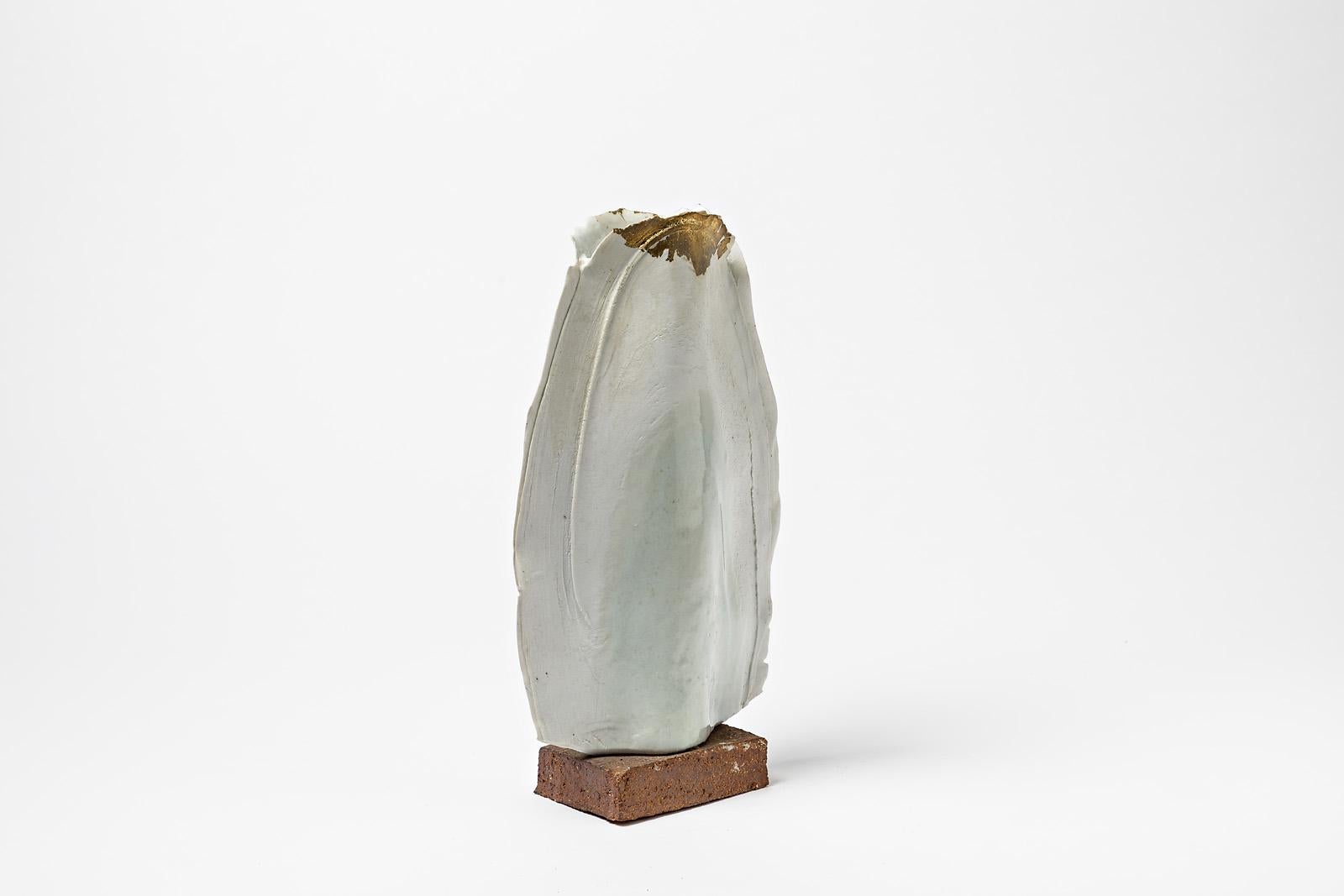 François Gueneau

Elegante abstrakte Porzellanvase in Weiß und Gold.

Ausgezeichneter Originalzustand.

Skulpturale Vase, um 1975.

Signiert am Sockel.

Abmessungen: 34 x 19 x 9 cm.