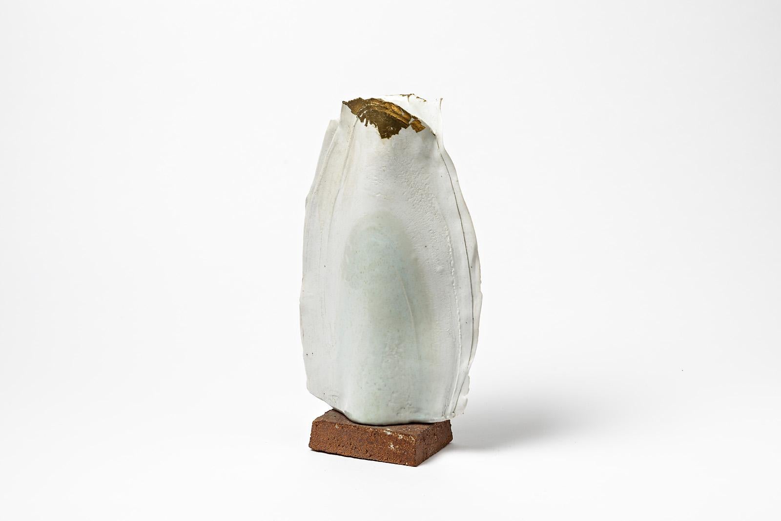 Abstrakte Vase oder Skulptur aus weißem und goldenem Porzellan aus Keramik oder Porzellan von Gueneau 1975 (Moderne der Mitte des Jahrhunderts) im Angebot