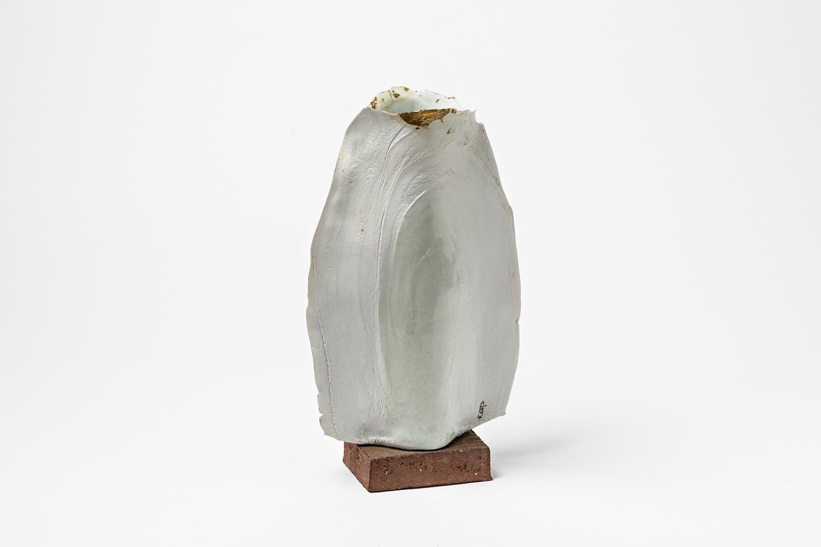 Abstrakte Vase oder Skulptur aus weißem und goldenem Porzellan aus Keramik oder Porzellan von Gueneau 1975 im Zustand „Hervorragend“ im Angebot in Neuilly-en- sancerre, FR
