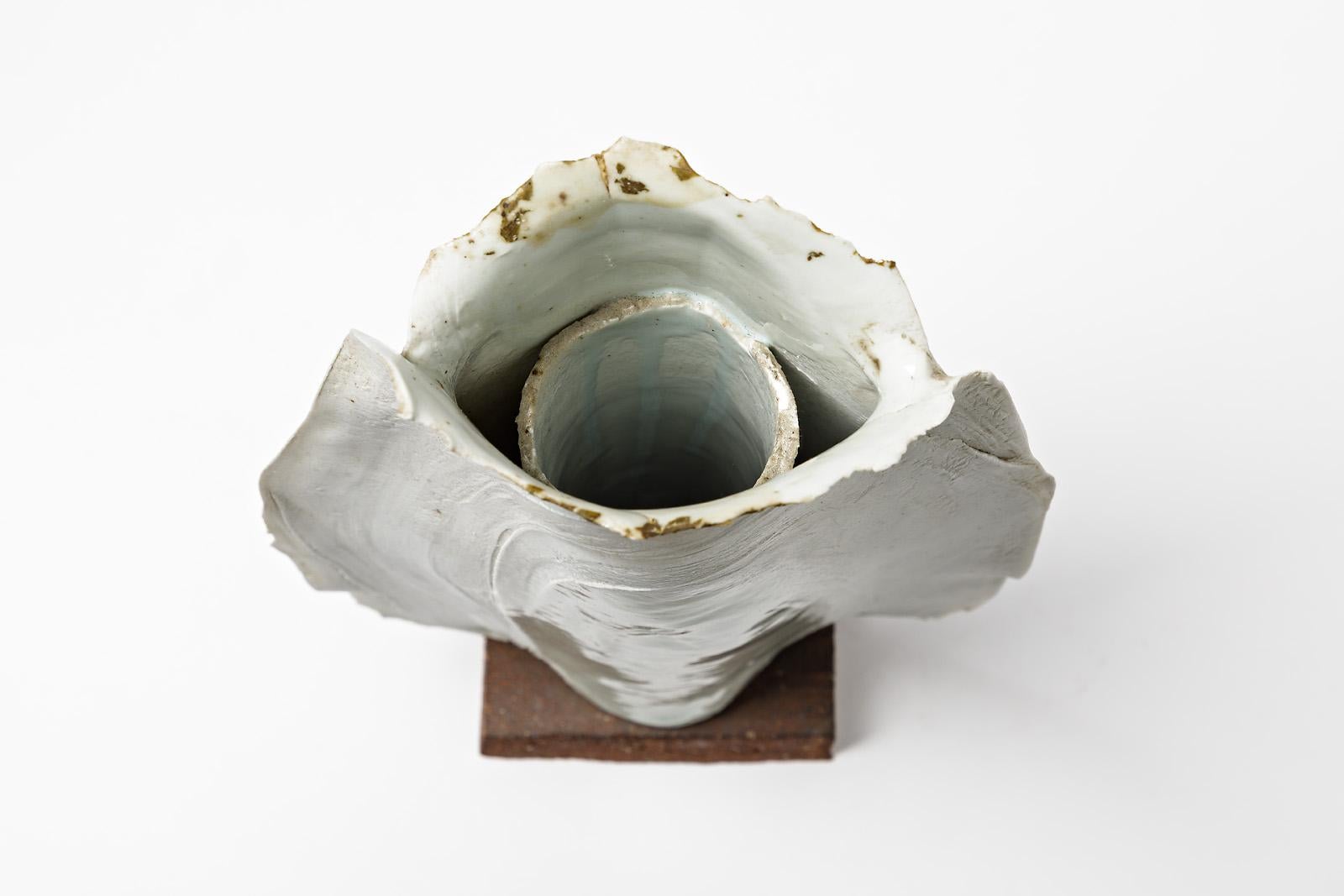 Abstrakte Vase oder Skulptur aus weißem und goldenem Porzellan aus Keramik oder Porzellan von Gueneau 1975 (20. Jahrhundert) im Angebot