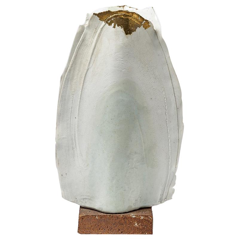 Vase ou scultpure abstrait en porcelaine blanche et or de Gueneau 1975