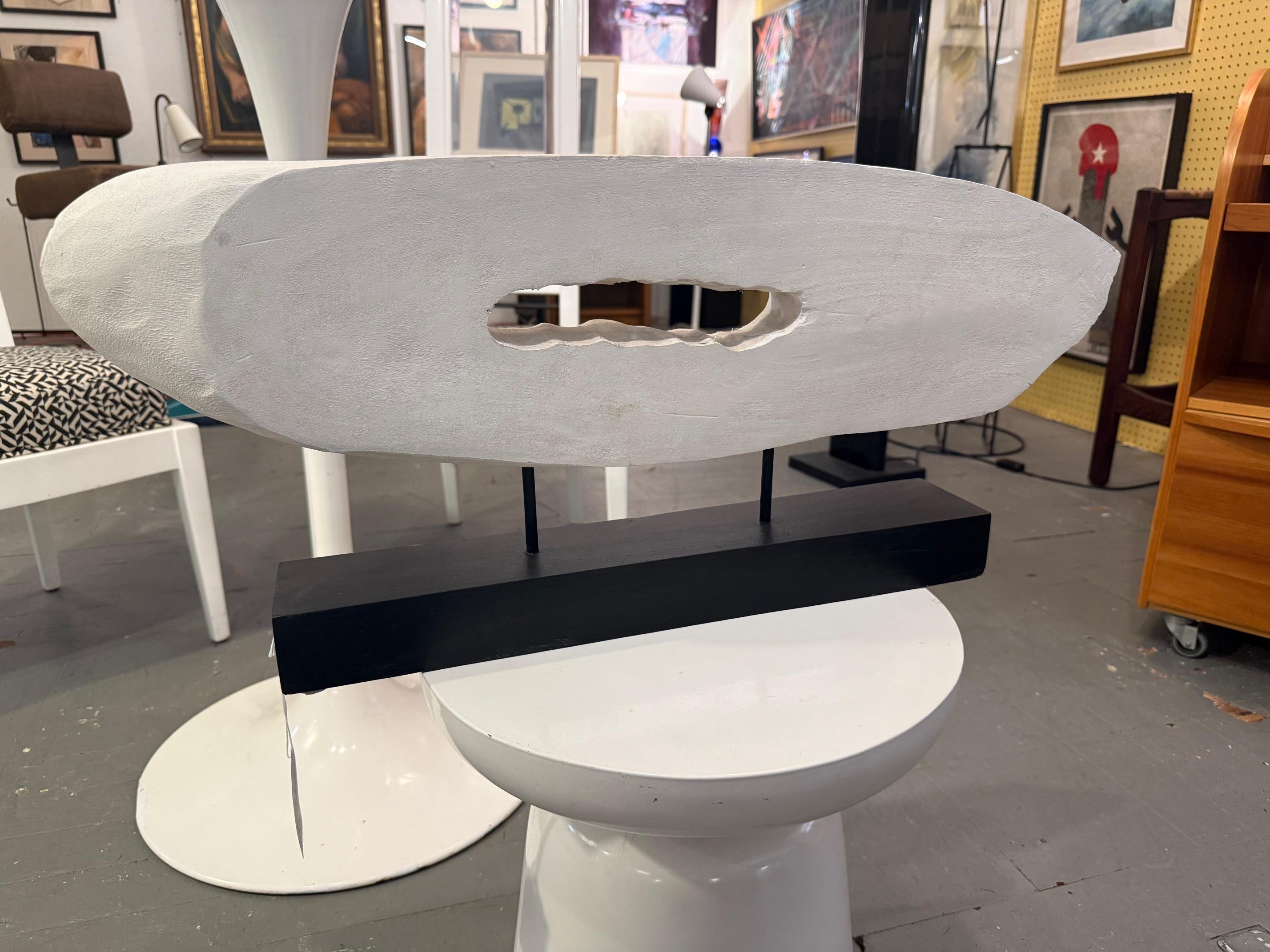 Scolpita a mano e dipinta in bianco opaco, questa scultura astratta in legno dell'artista di Los Angeles Charles Fultz cattura l'essenza della forma organica moderna di metà secolo. Il pezzo presenta un'apertura centrale incavata e contorni fluidi,