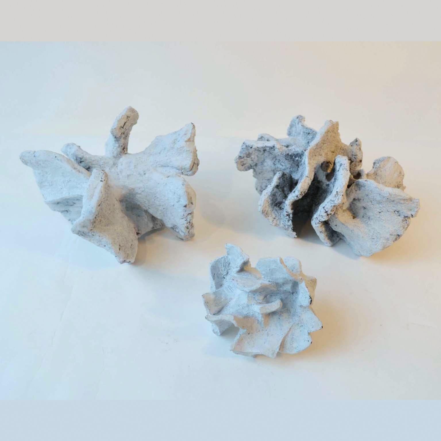 Groupe de sculptures abstraites de roches blanches par Bryan Blow en céramique en vente 4