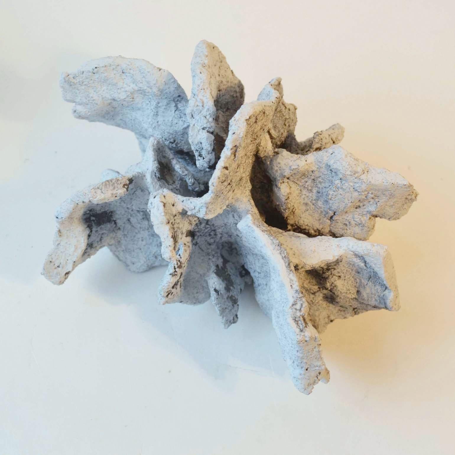 Groupe de sculptures abstraites de roches blanches par Bryan Blow en céramique en vente 5