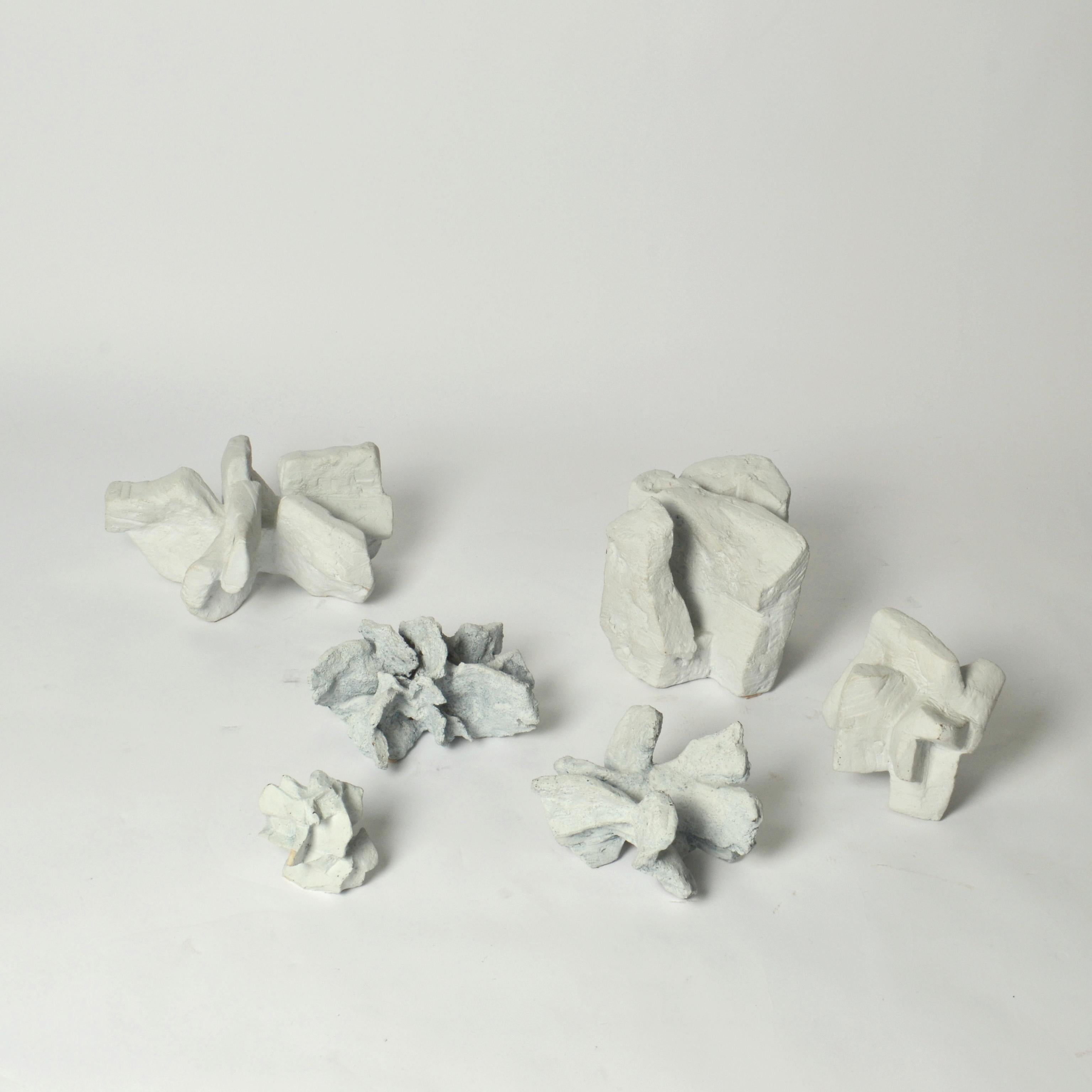 Groupe de sculptures abstraites de roches blanches par Bryan Blow en céramique en vente 8