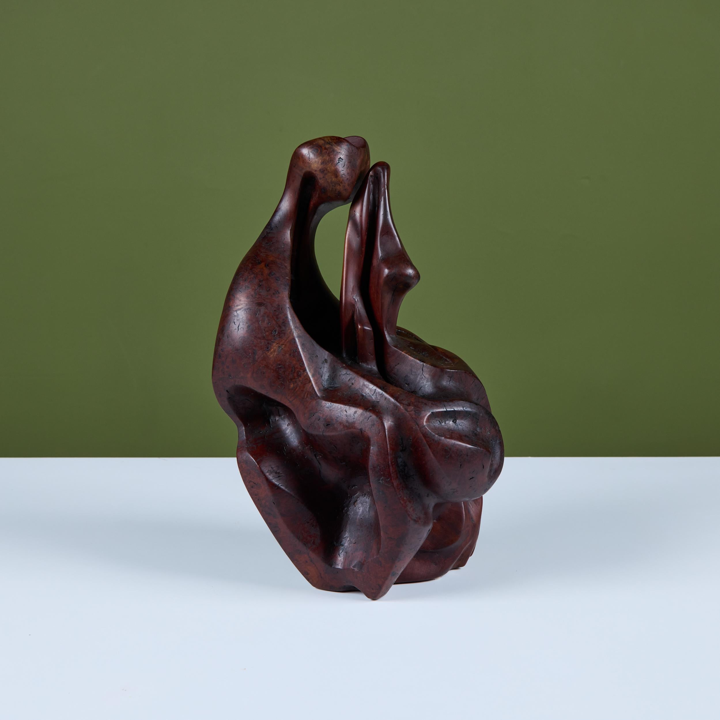 Eine einzigartige, glatt geschnitzte biomorphe Skulptur. Die stilisierte Unregelmäßigkeit der geschwungenen Form bietet aus jedem Blickwinkel ein einzigartiges Seherlebnis; sie könnte umarmende Figuren, fließendes Wasser oder eine natürliche